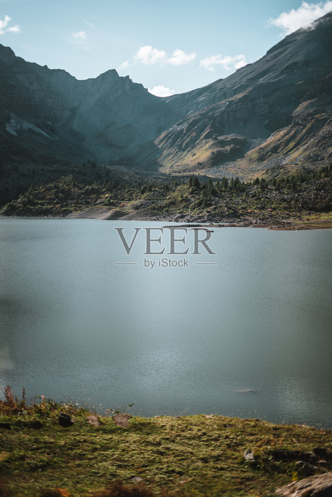 阿尔卑斯山上壮观的湖泊照片摄影图片