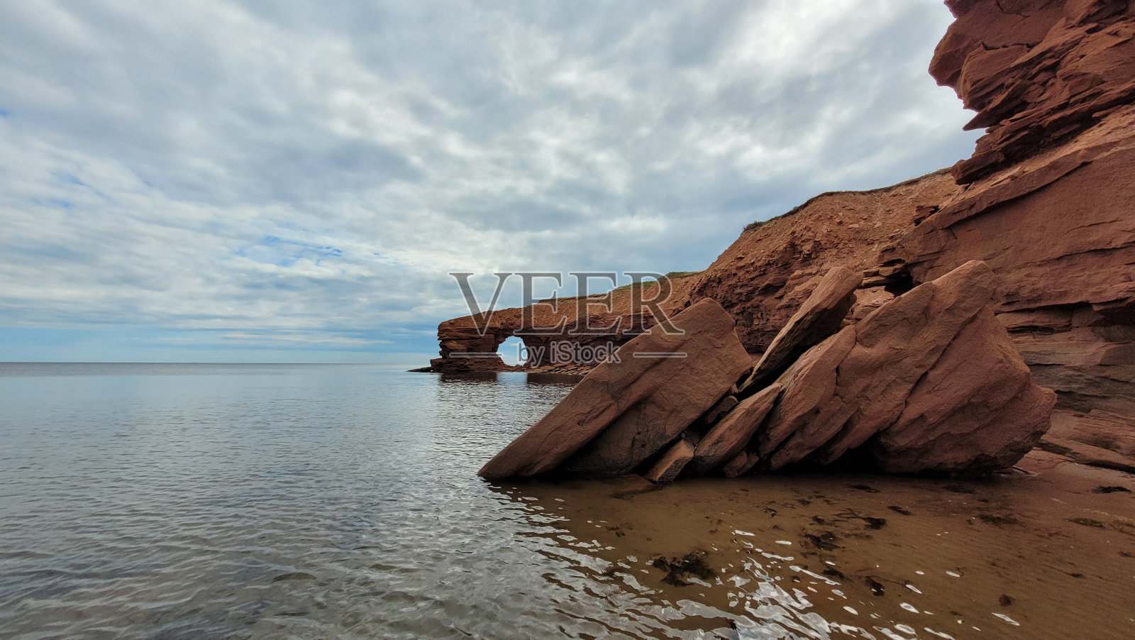 爱德华王子岛的穿洞岩石(4)照片摄影图片