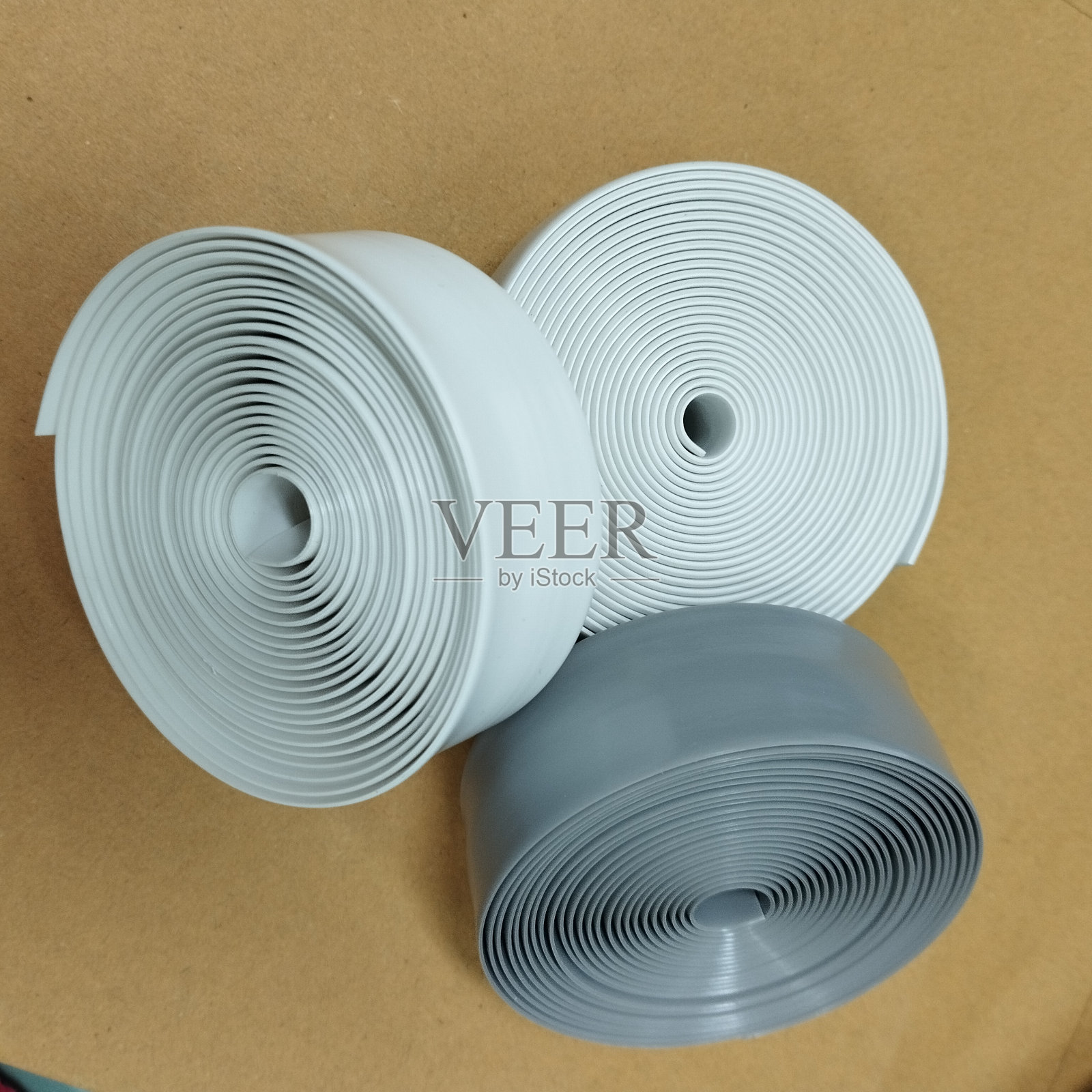 色彩饱满的卷筒塑料聚合物。照片摄影图片