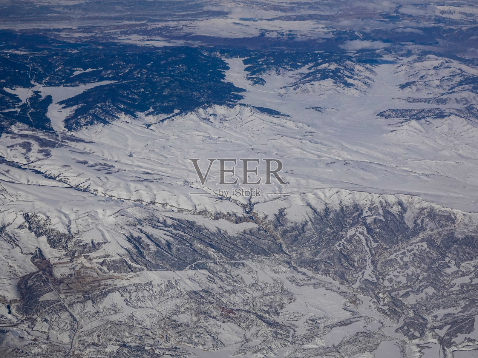 从一架客机上看，科罗拉多州西北部被雪覆盖的高原。照片摄影图片