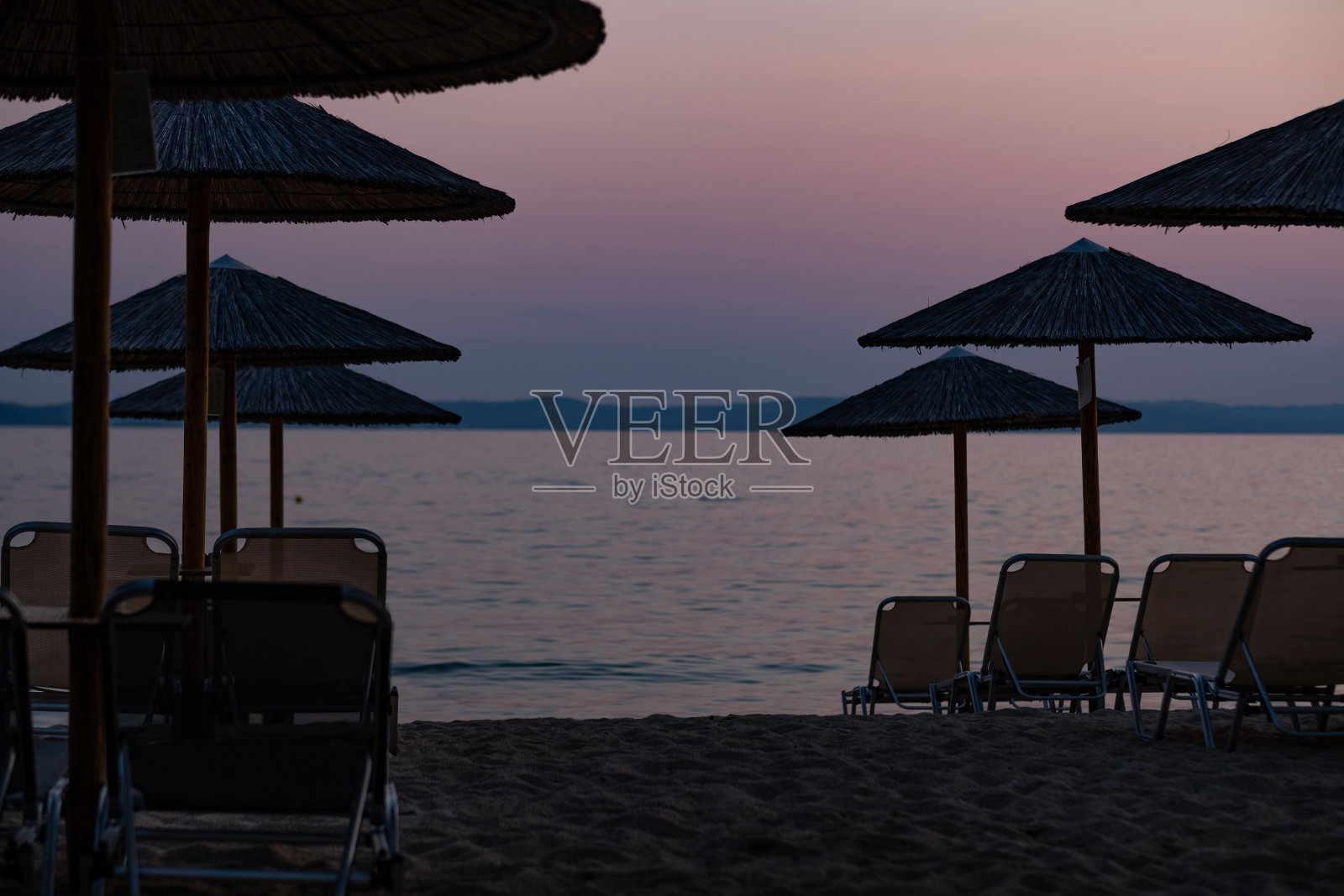 日落时分的海滩。照片摄影图片