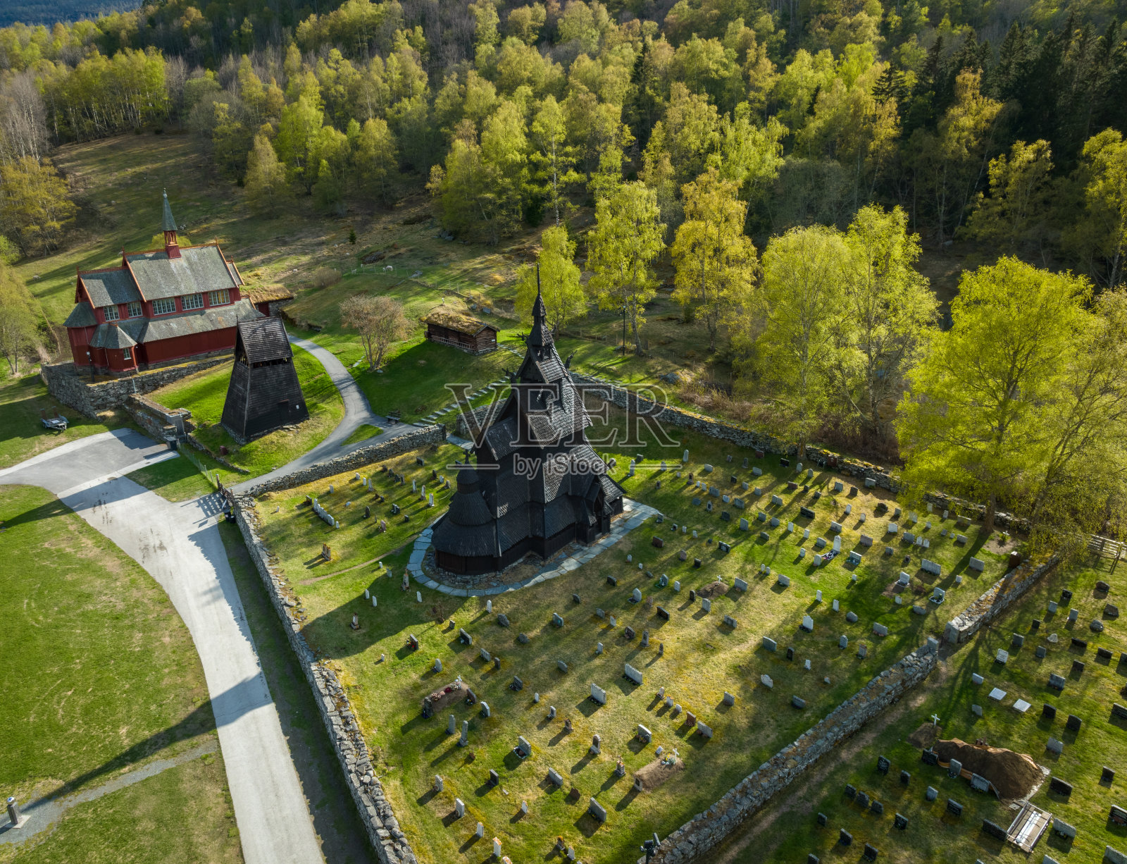 Borgund Stave Church和周围乡村的鸟瞰图照片摄影图片