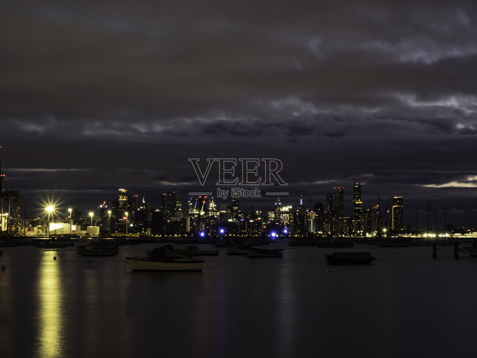 市区天际线及海港照片摄影图片