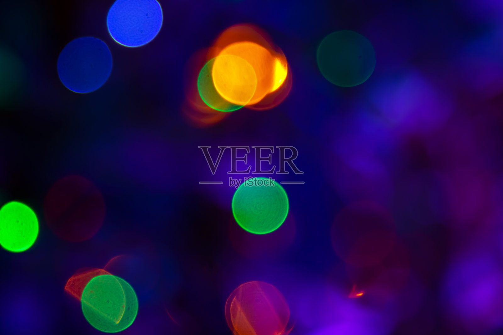 背景模糊抽象的彩色灯笼和装饰。街灯的散景纹理照片摄影图片