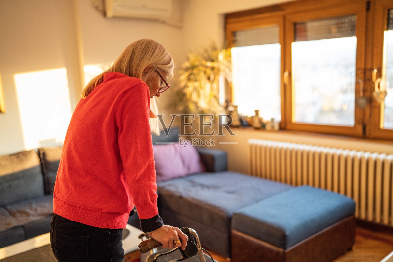 女子行走困难照片摄影图片