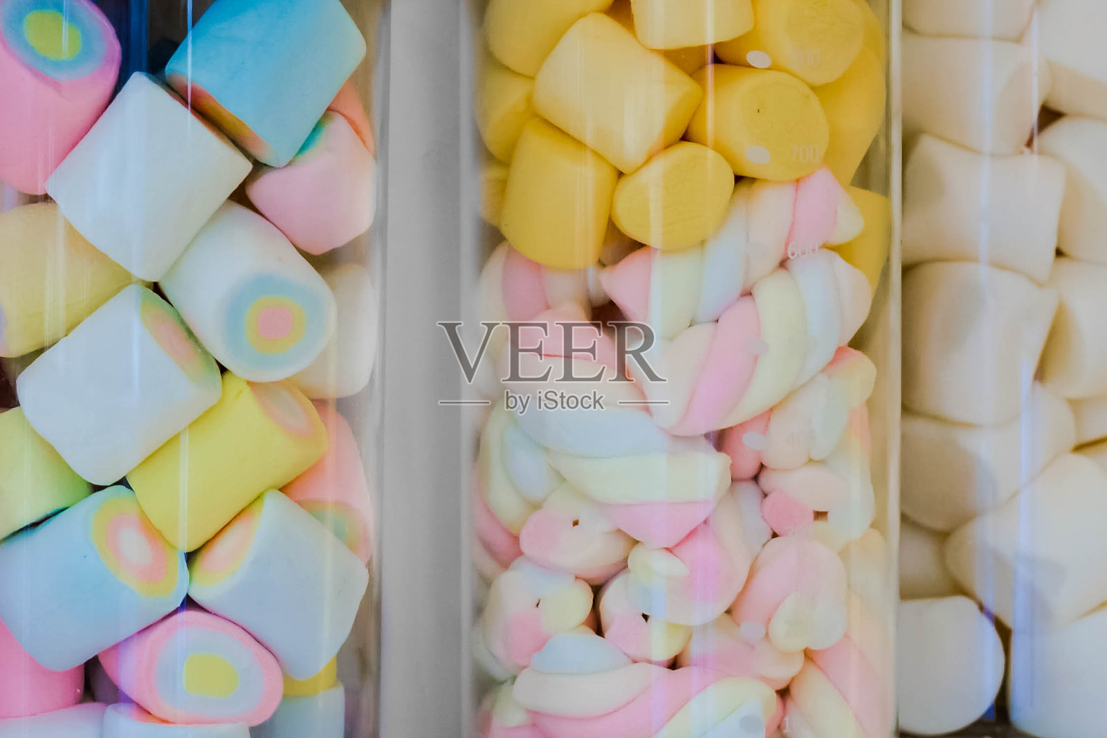 罐子里五颜六色的糖果照片摄影图片