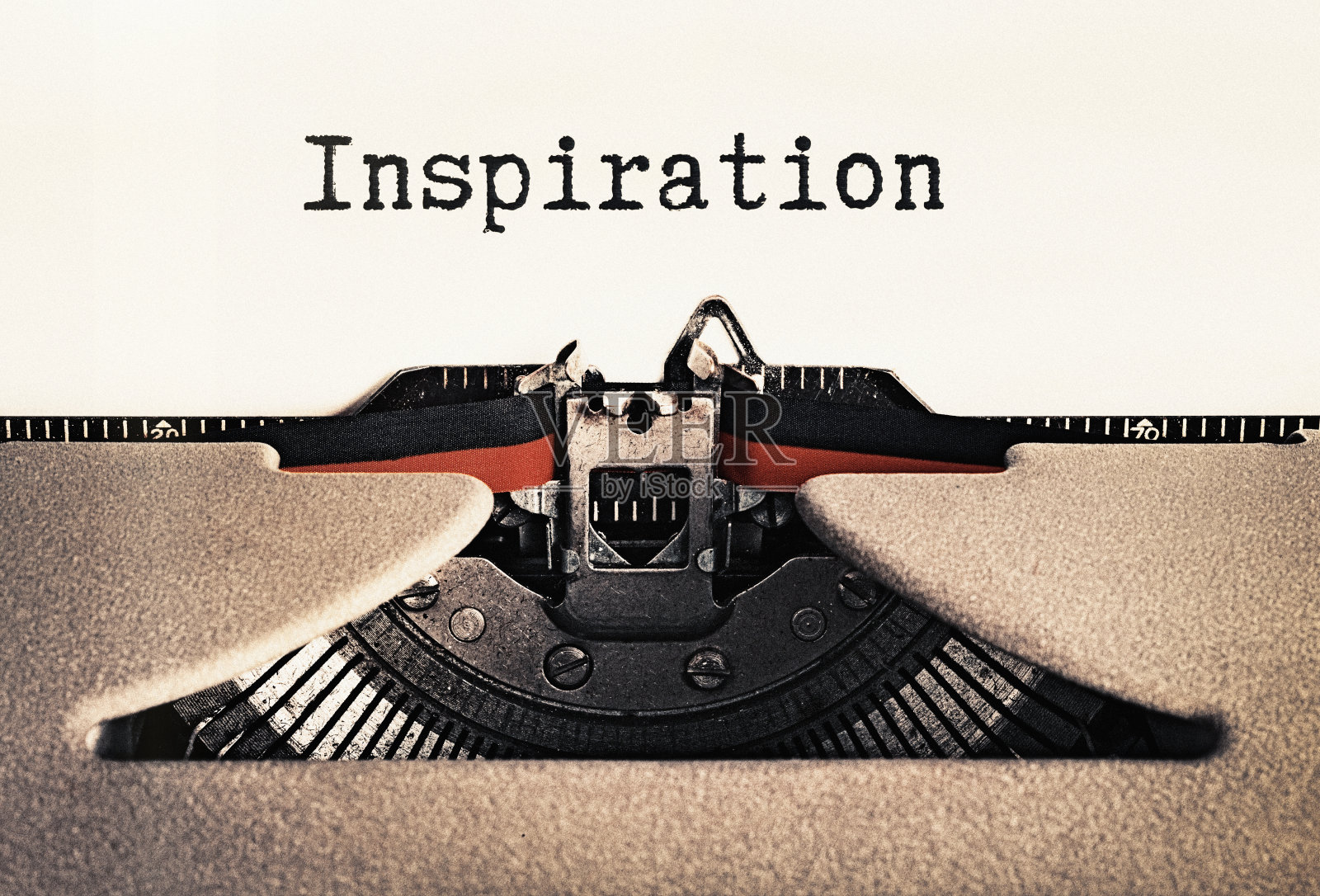 打字机把“灵感”这个词打在一张纸上照片摄影图片