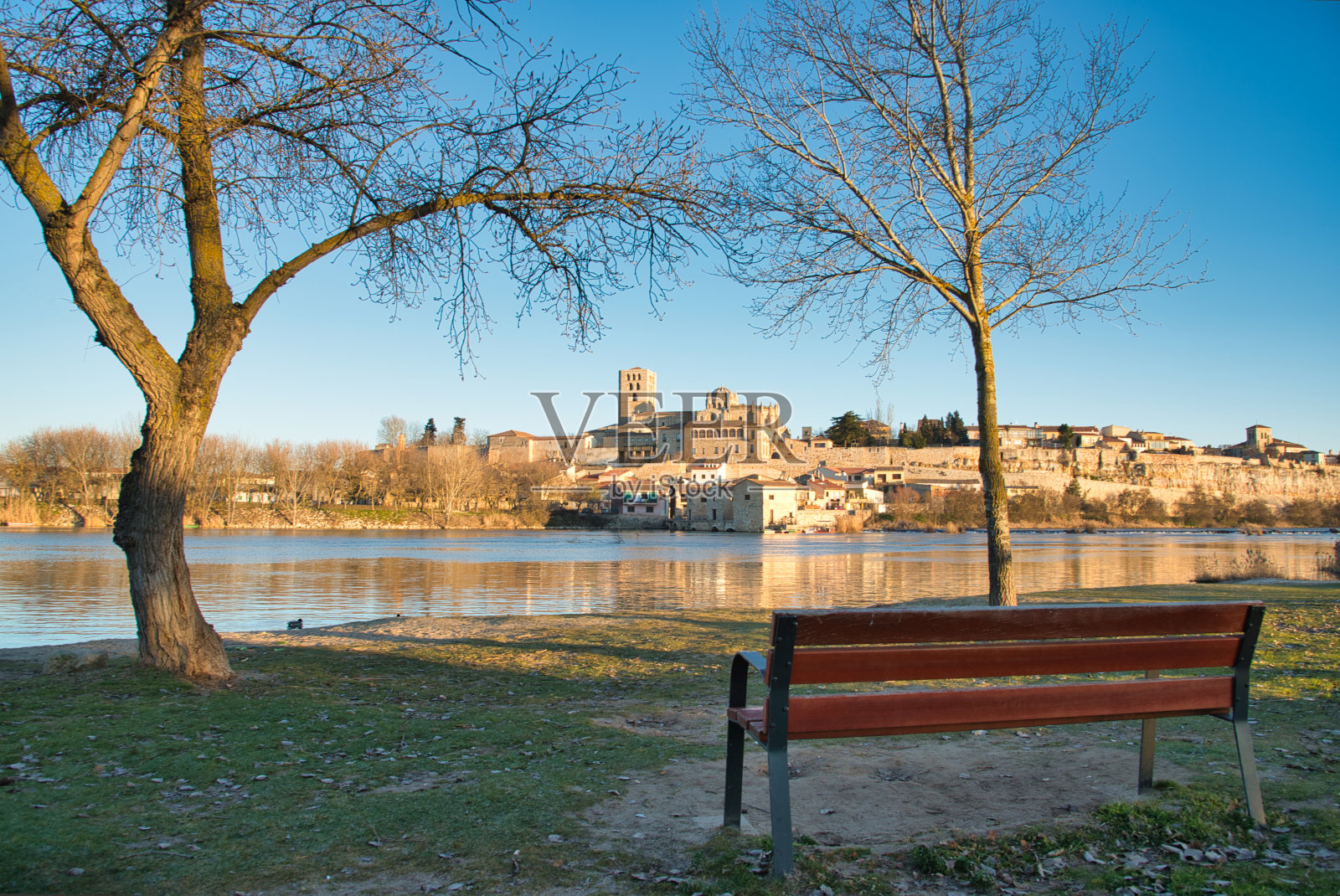 萨莫拉大教堂和杜罗河，萨莫拉，西班牙照片摄影图片
