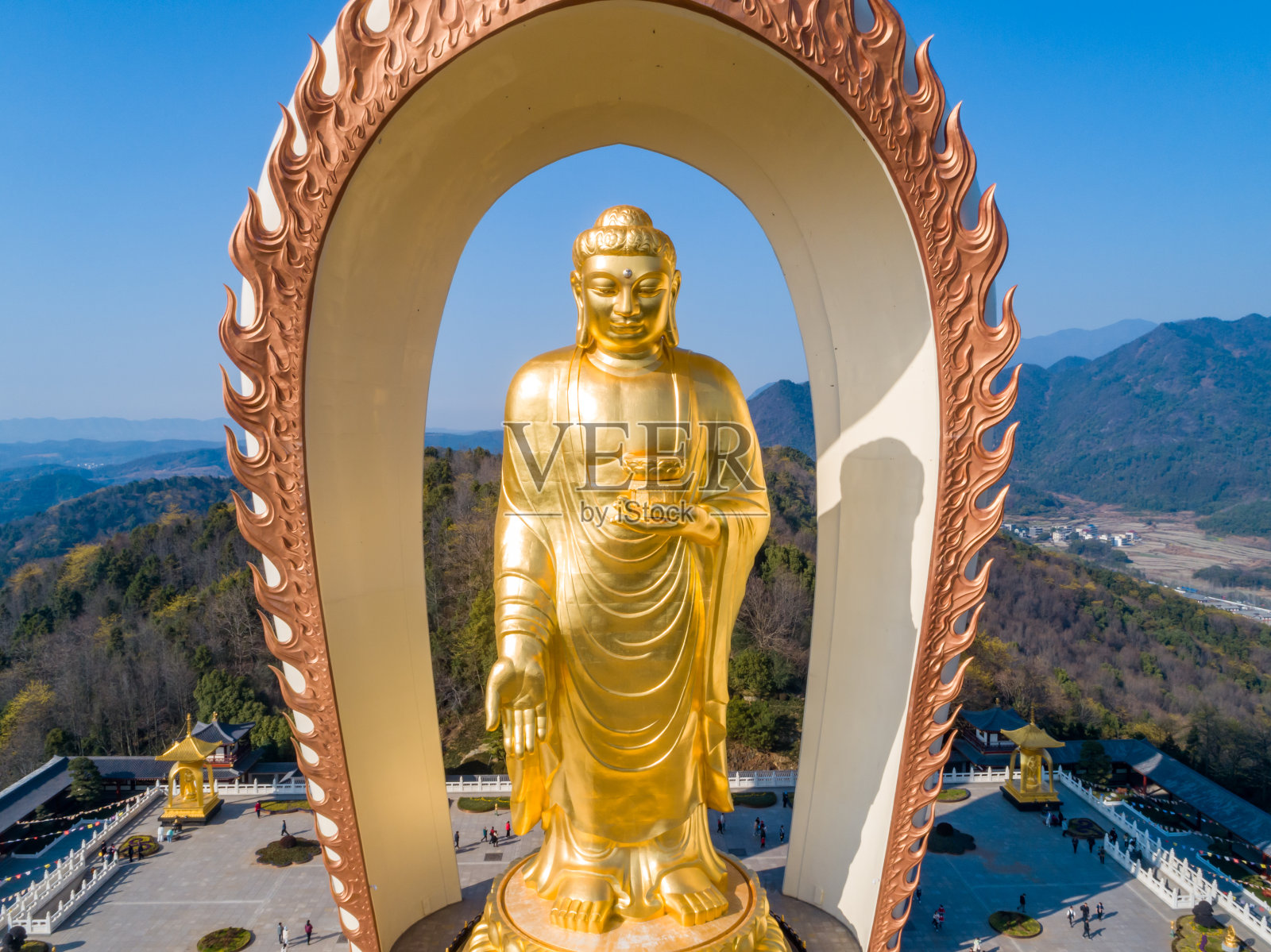 黄金佛塔航拍，中国寺庙的古建筑照片摄影图片