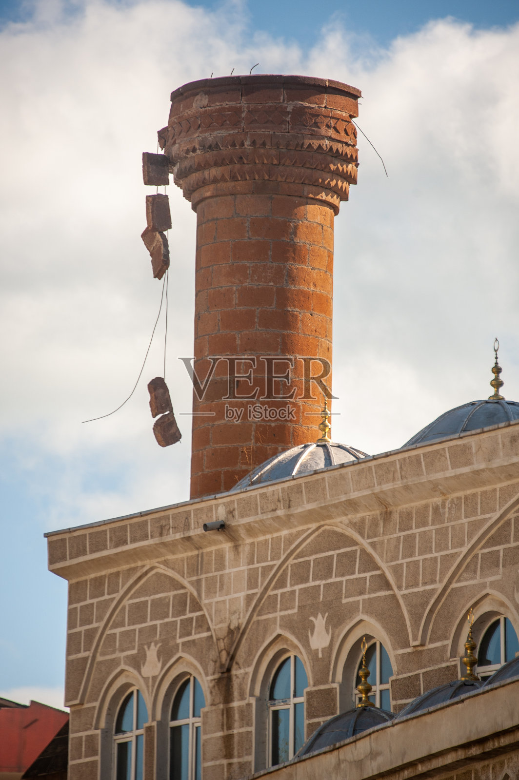 地震中破碎的清真寺尖塔照片摄影图片