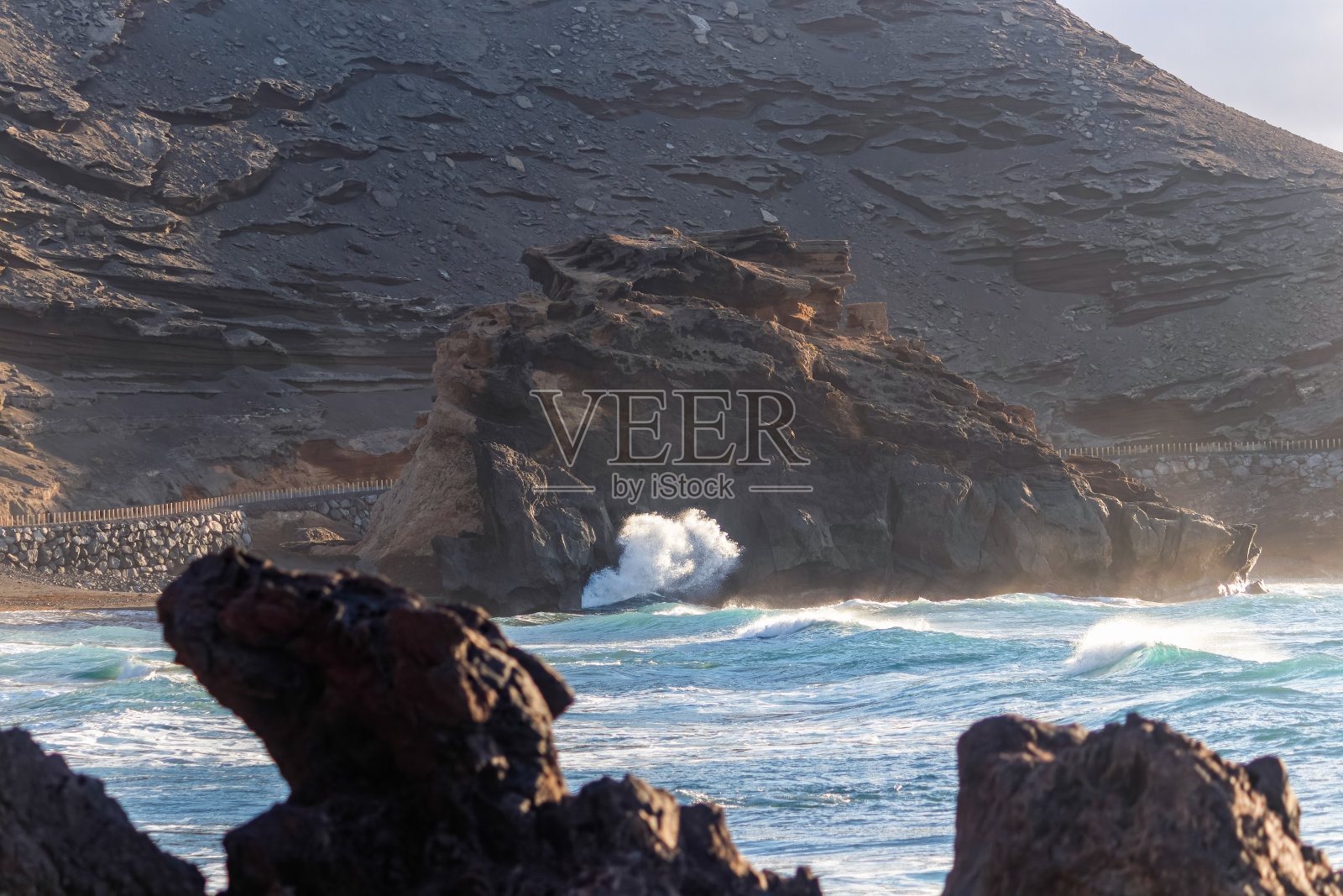 拍摄海浪:阳光沙滩上溅起浪花的清爽景色照片摄影图片