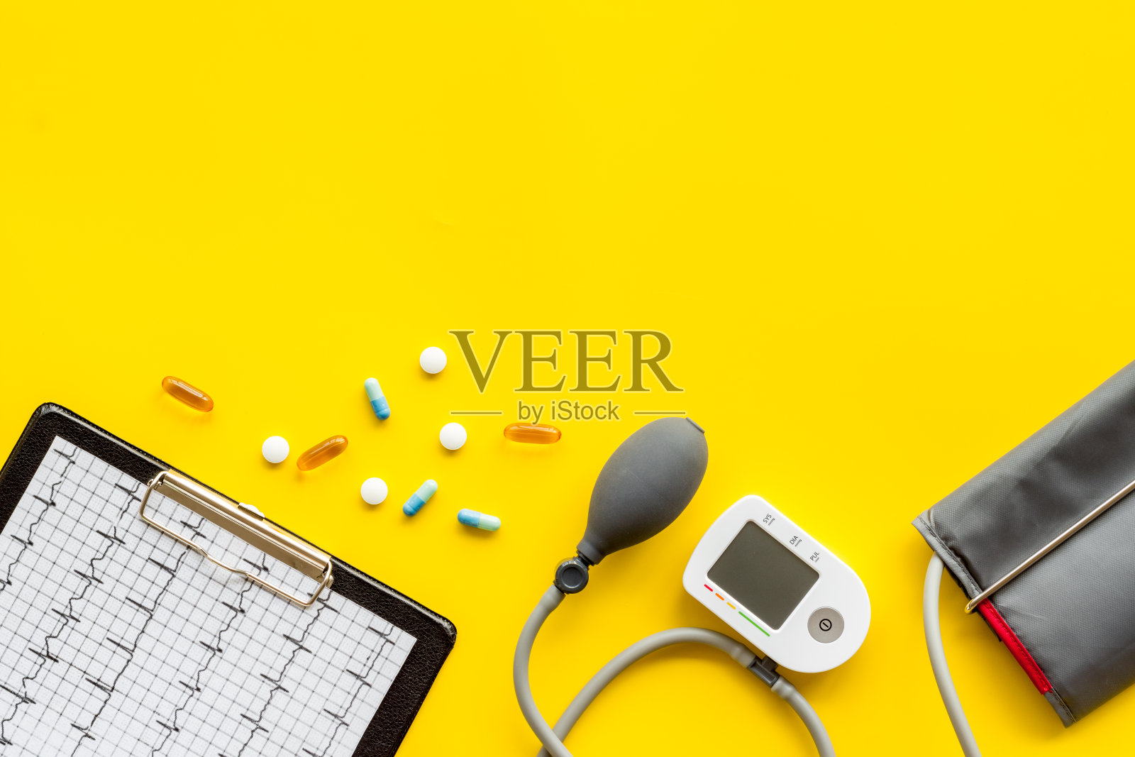 心脏科医生桌子桌上有血压监测仪照片摄影图片