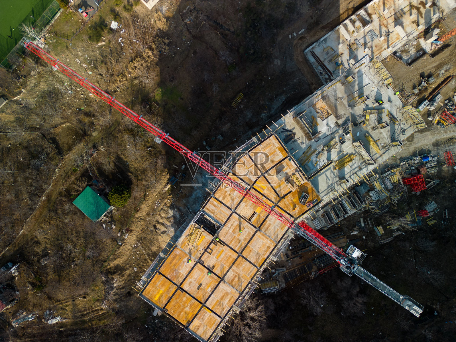 在阳光明媚的日子里，人们在建筑工地工作的鸟瞰图照片摄影图片