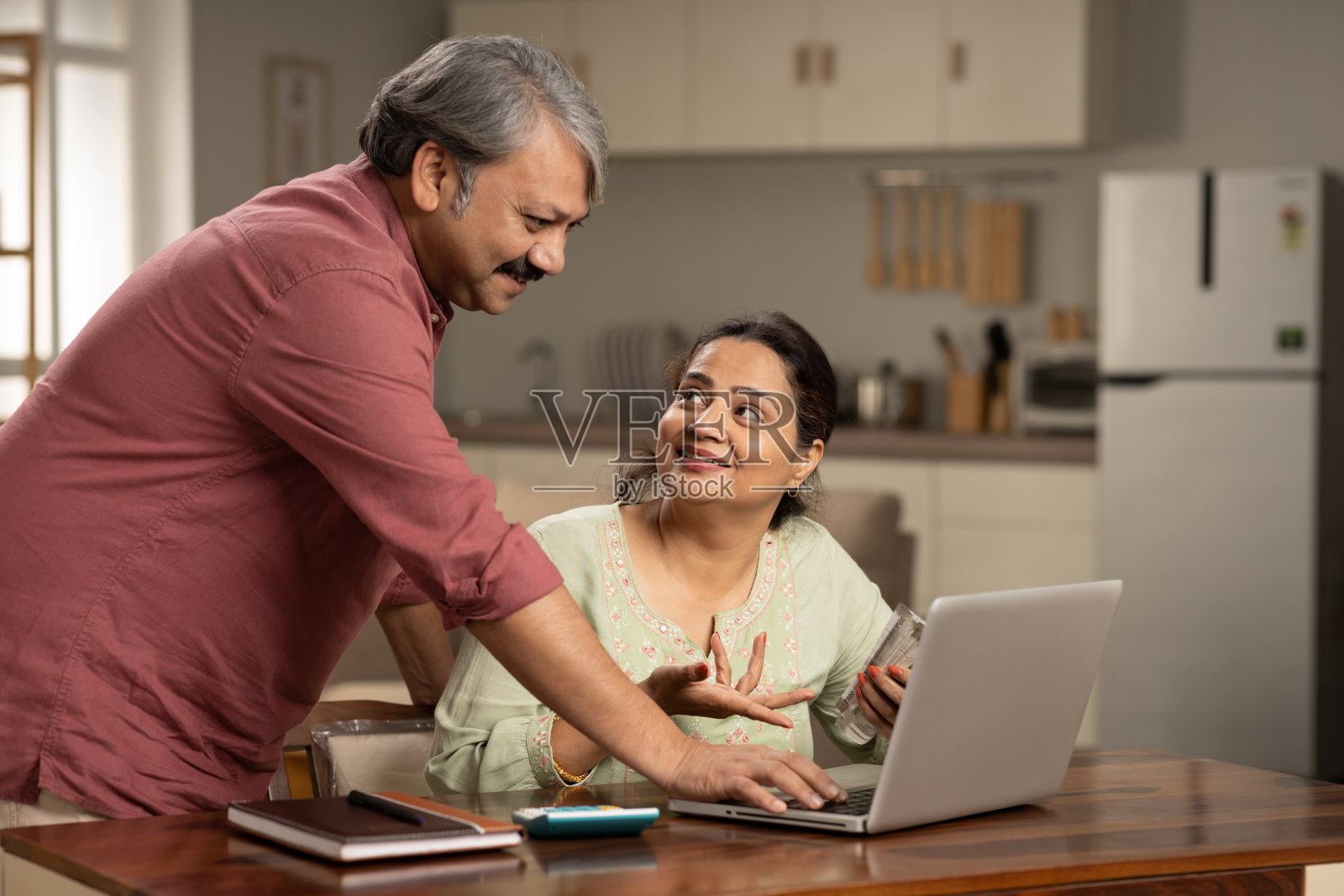 夫妻俩管理家庭预算，支付账单，保管照片照片摄影图片