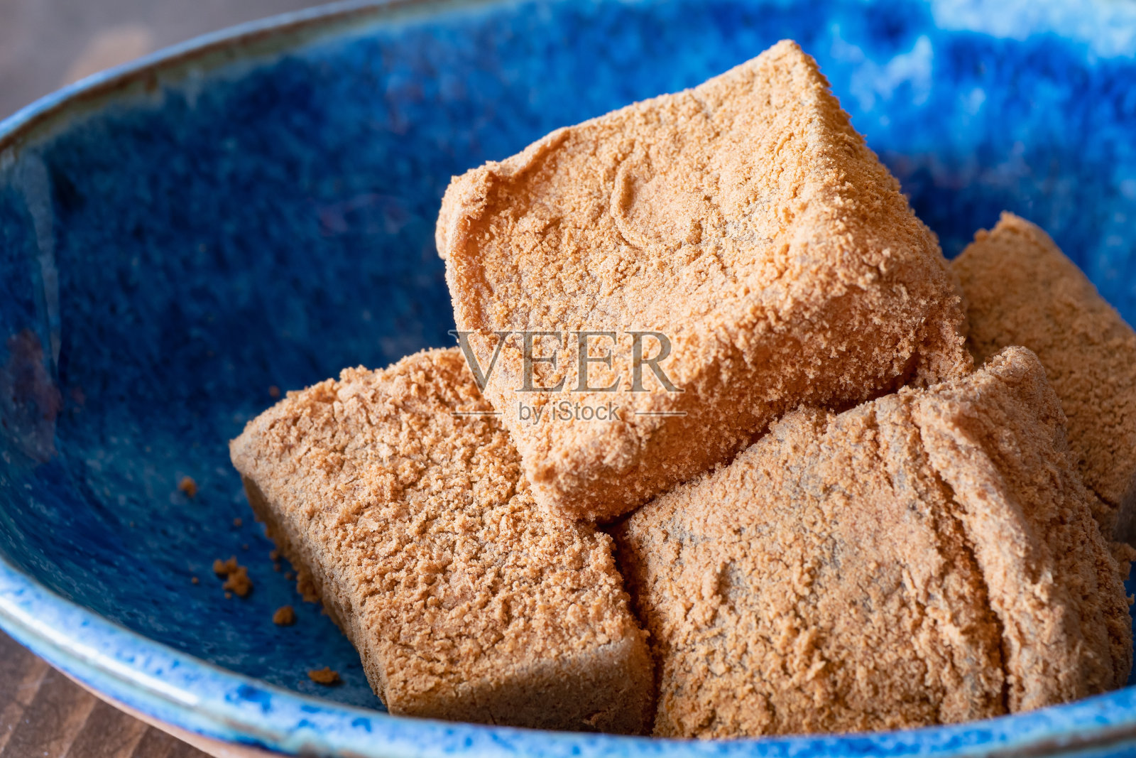 日本苜蓿麻糬配金奈子。照片摄影图片