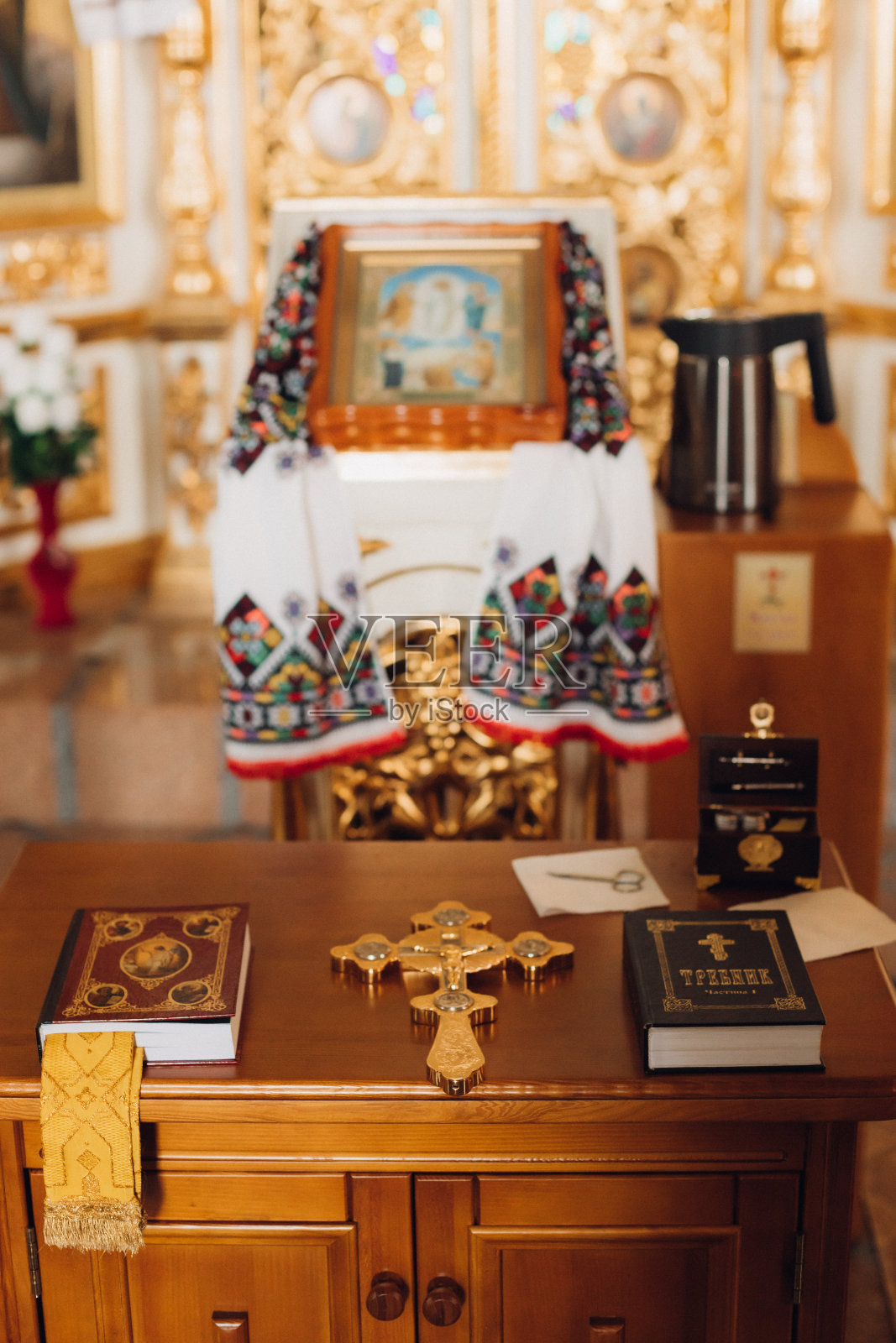 洗礼仪式用的带有十字架和剪刀的祈祷书照片摄影图片