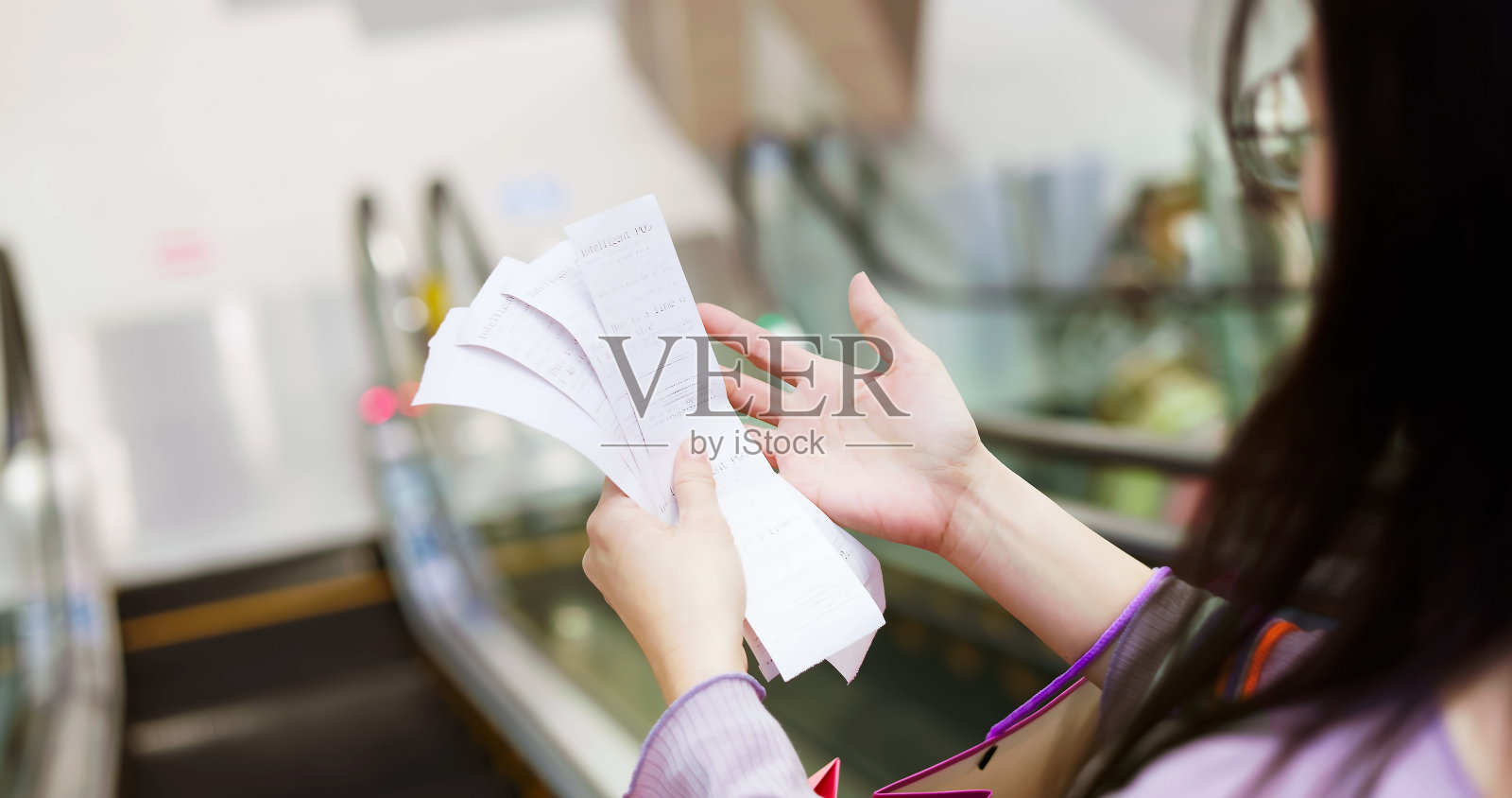 女人拿着账单照片摄影图片