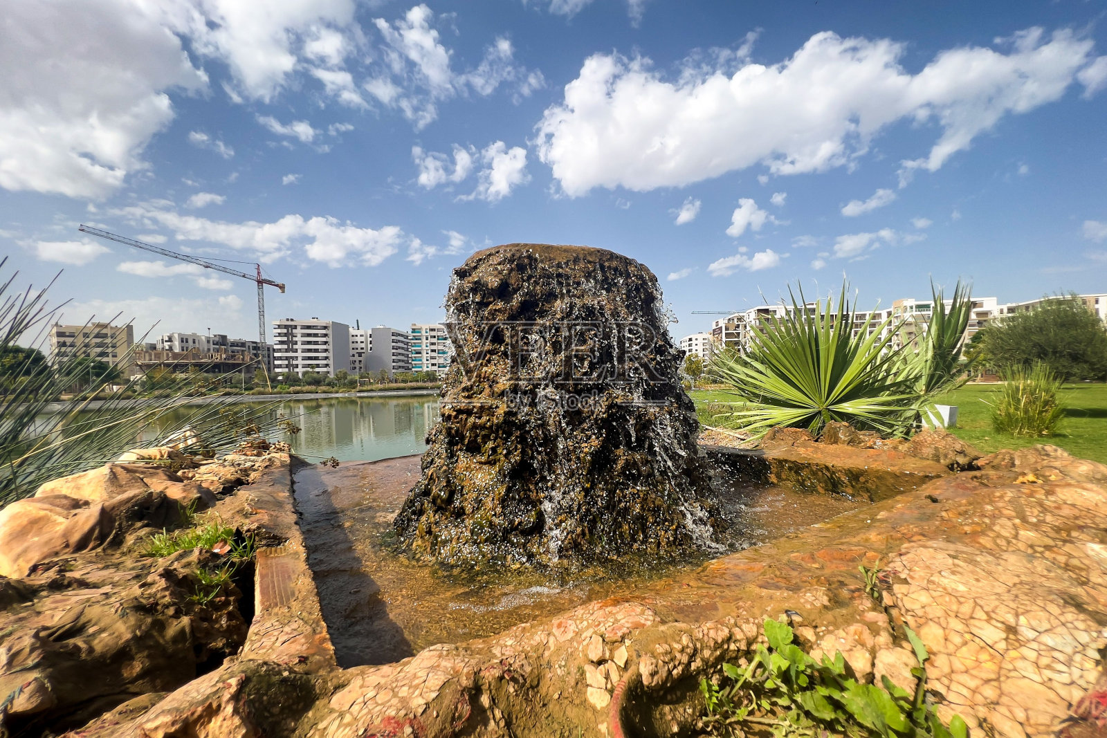 从公园里岩石喷泉中流出的水照片摄影图片