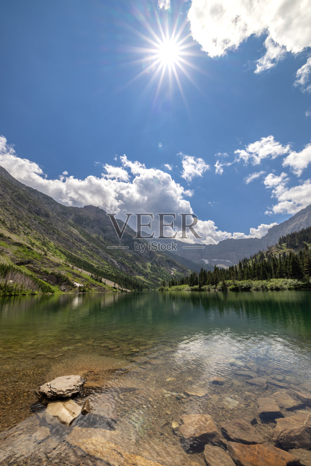 加拿大阿尔伯塔省沃特顿湖国家公园的伯莎湖照片摄影图片
