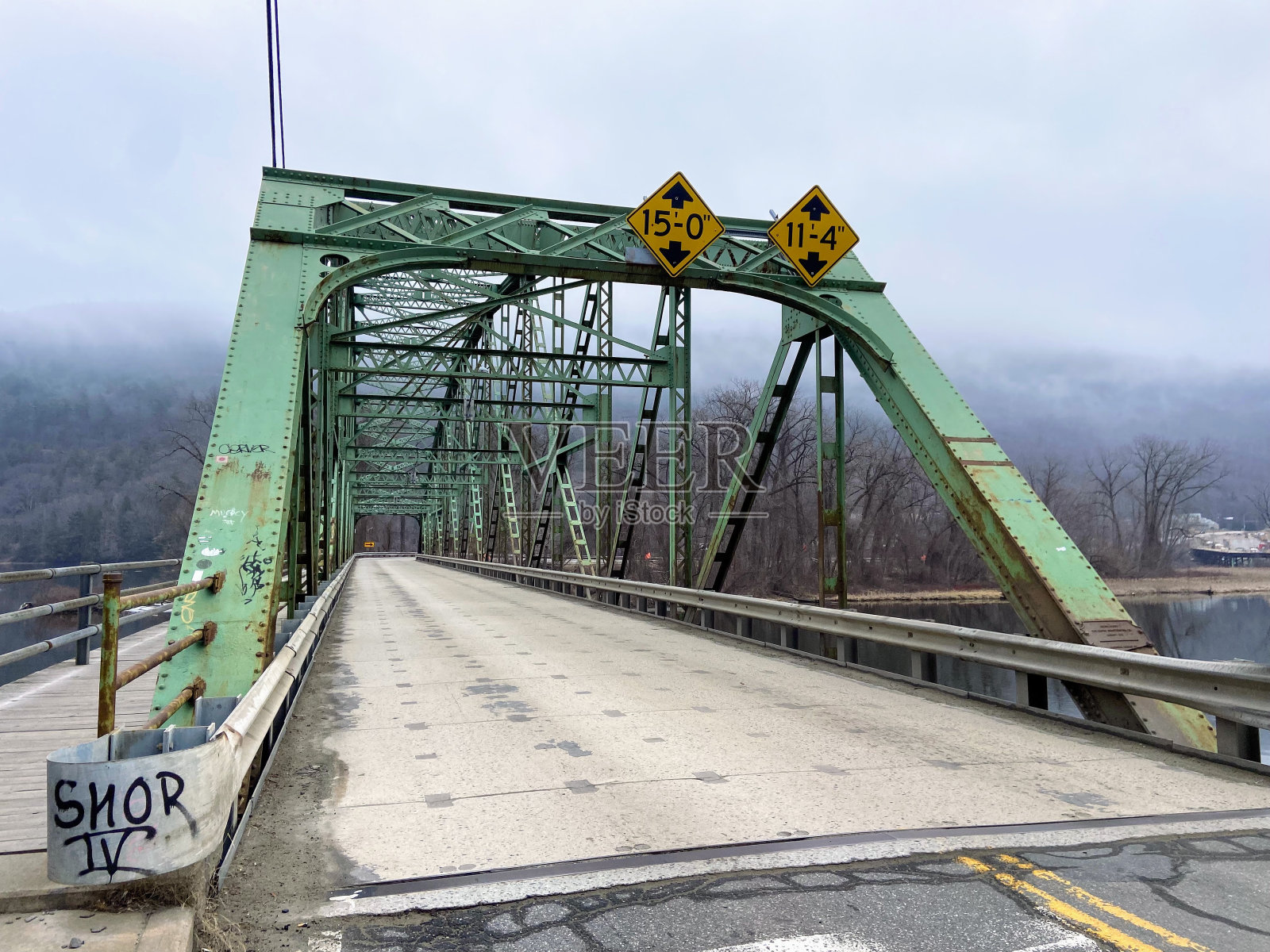 横跨康涅狄格河的Brattleboro大桥照片摄影图片