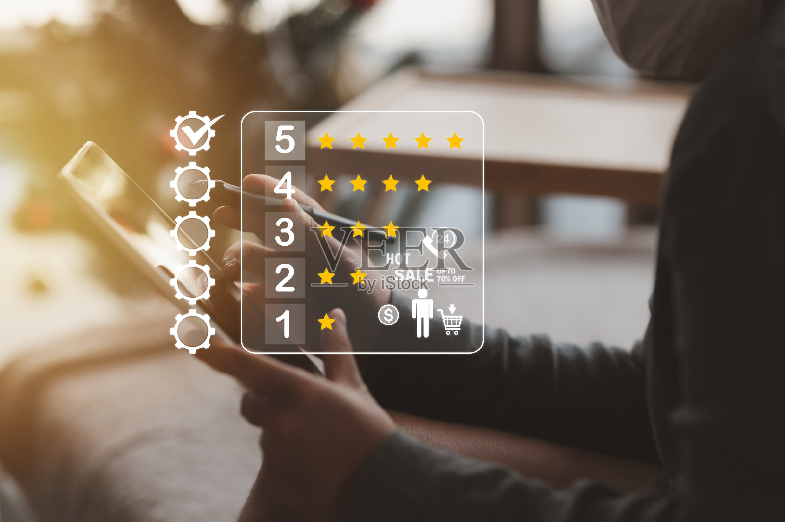 近距离使用手机的人的手，弹出五星图标，用于满意度审查服务客户服务体验和业务满意度调查和在线购买照片摄影图片
