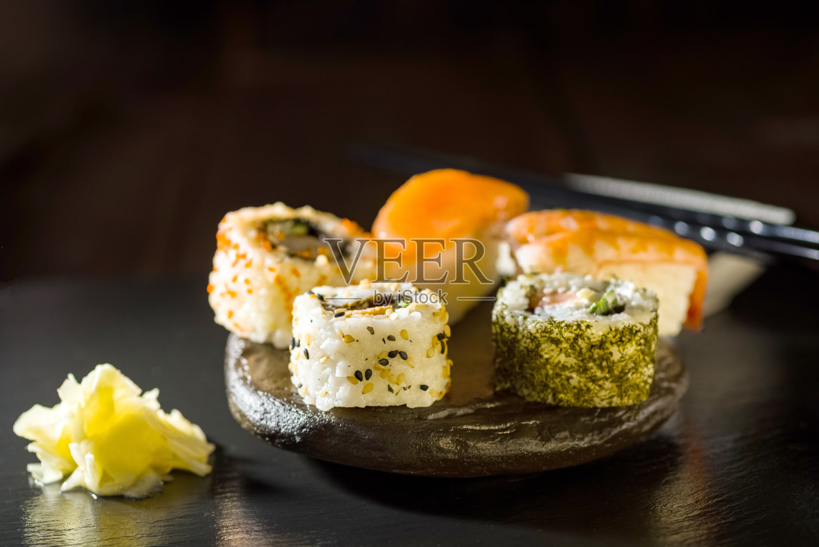 寿司放在石头盘子里照片摄影图片