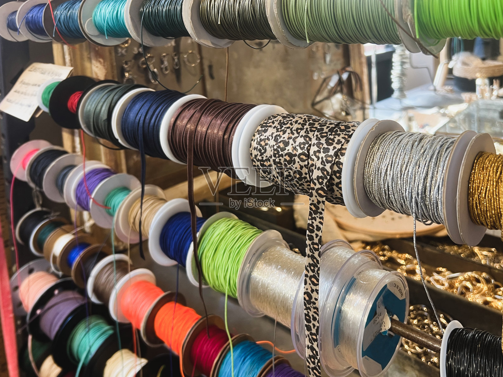 店里挂着一卷卷的彩带照片摄影图片