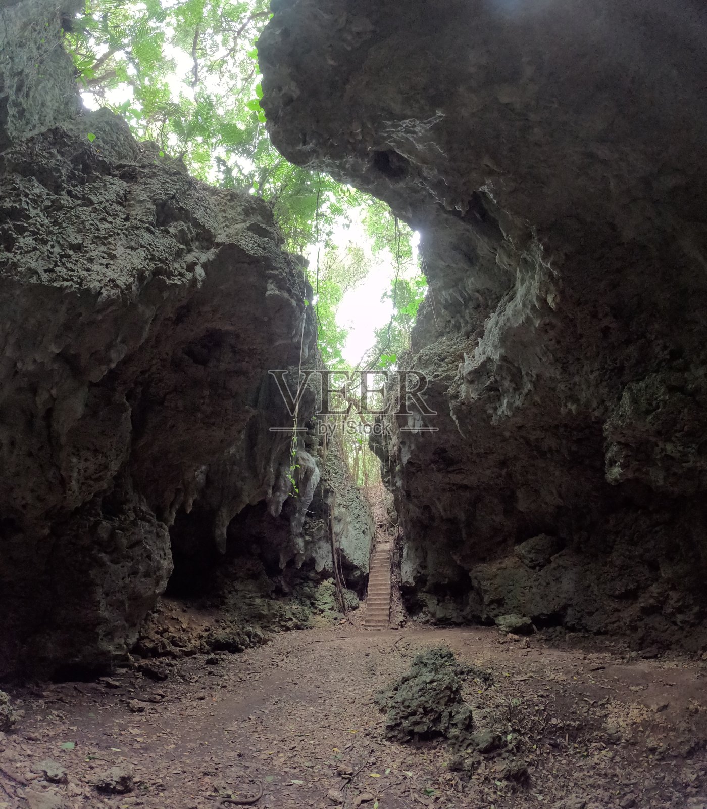 宫古岛位于冲绳岛，那里是海滩爱好者的天堂，有着无暇的白色沙滩。从那霸乘飞机只需50分钟，宫古岛是一个迷人的地方，当你凝视着无边无际的蓝色大海时，让你的烦恼烟消云散。照片摄影图片