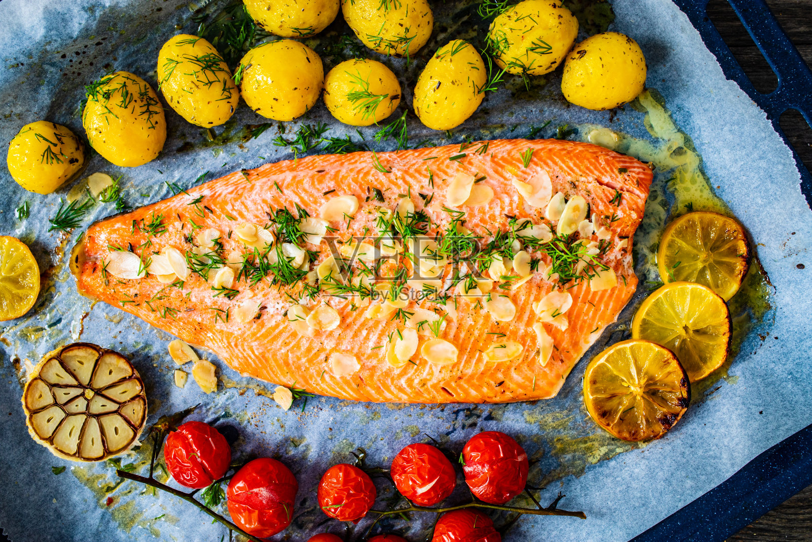 一盘三文鱼和蔬菜照片摄影图片