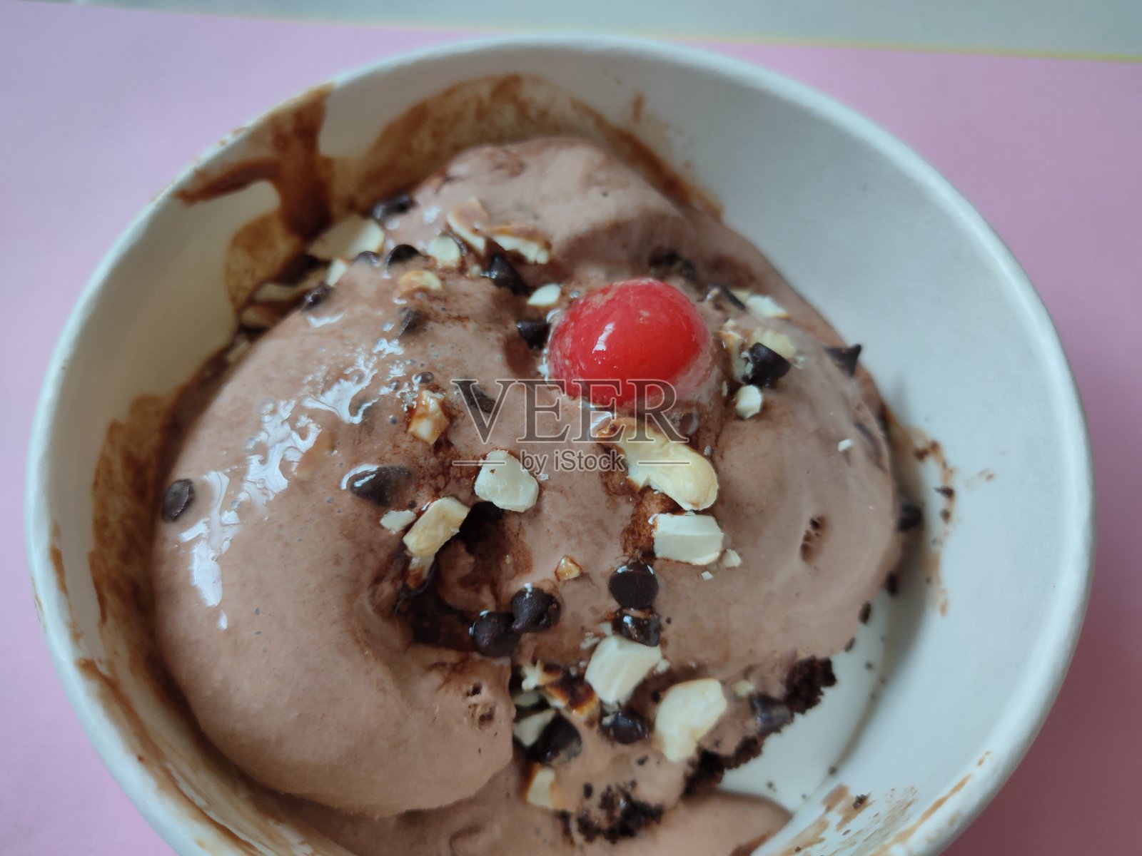 巧克力冰淇淋圣代照片摄影图片