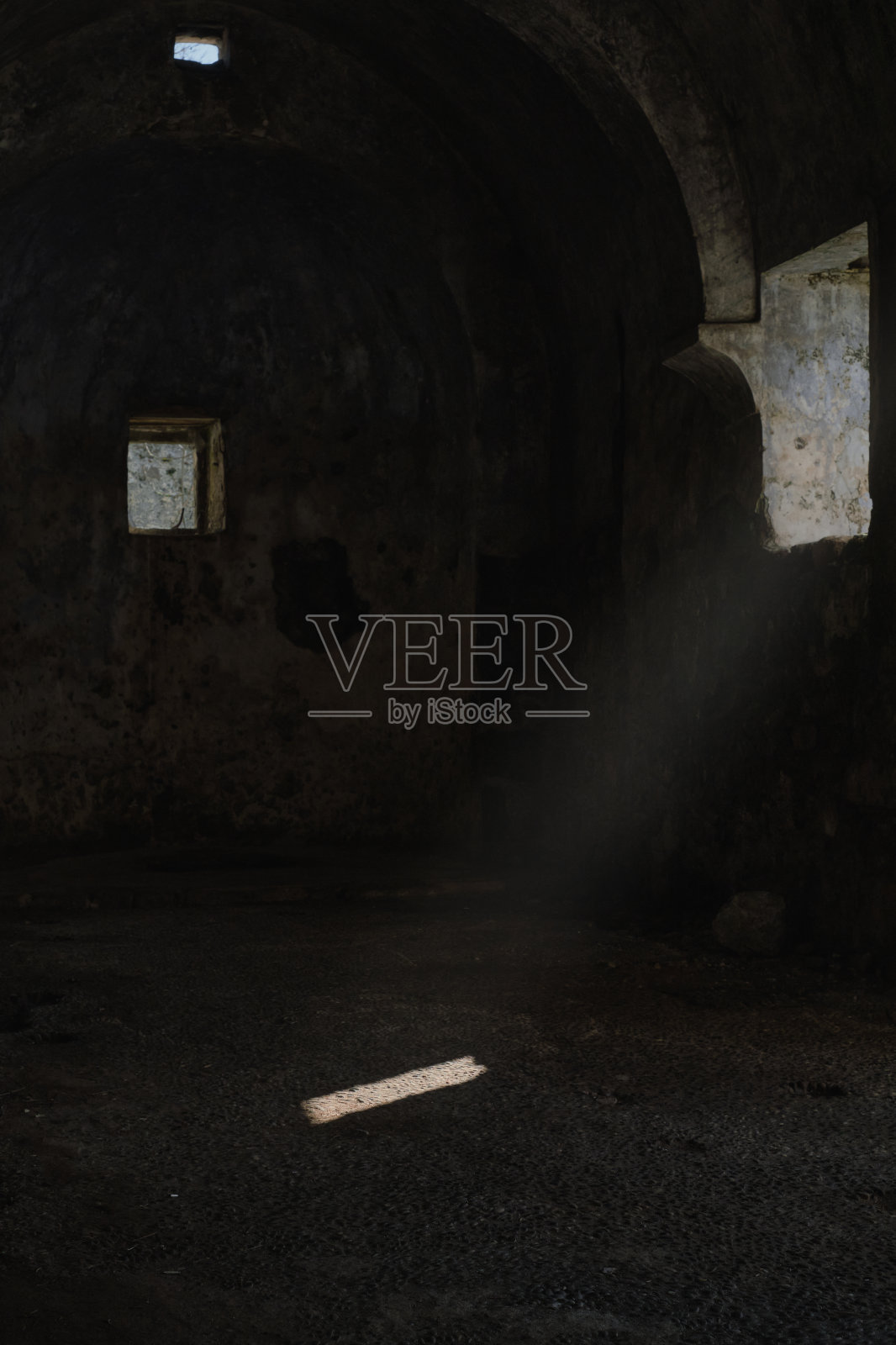 废弃的教堂，一缕阳光照亮寺庙，垂直拍摄，希腊小镇Karmilisos，位于土耳其费特希耶Kayakoy村附近。古希腊城市遗址照片摄影图片