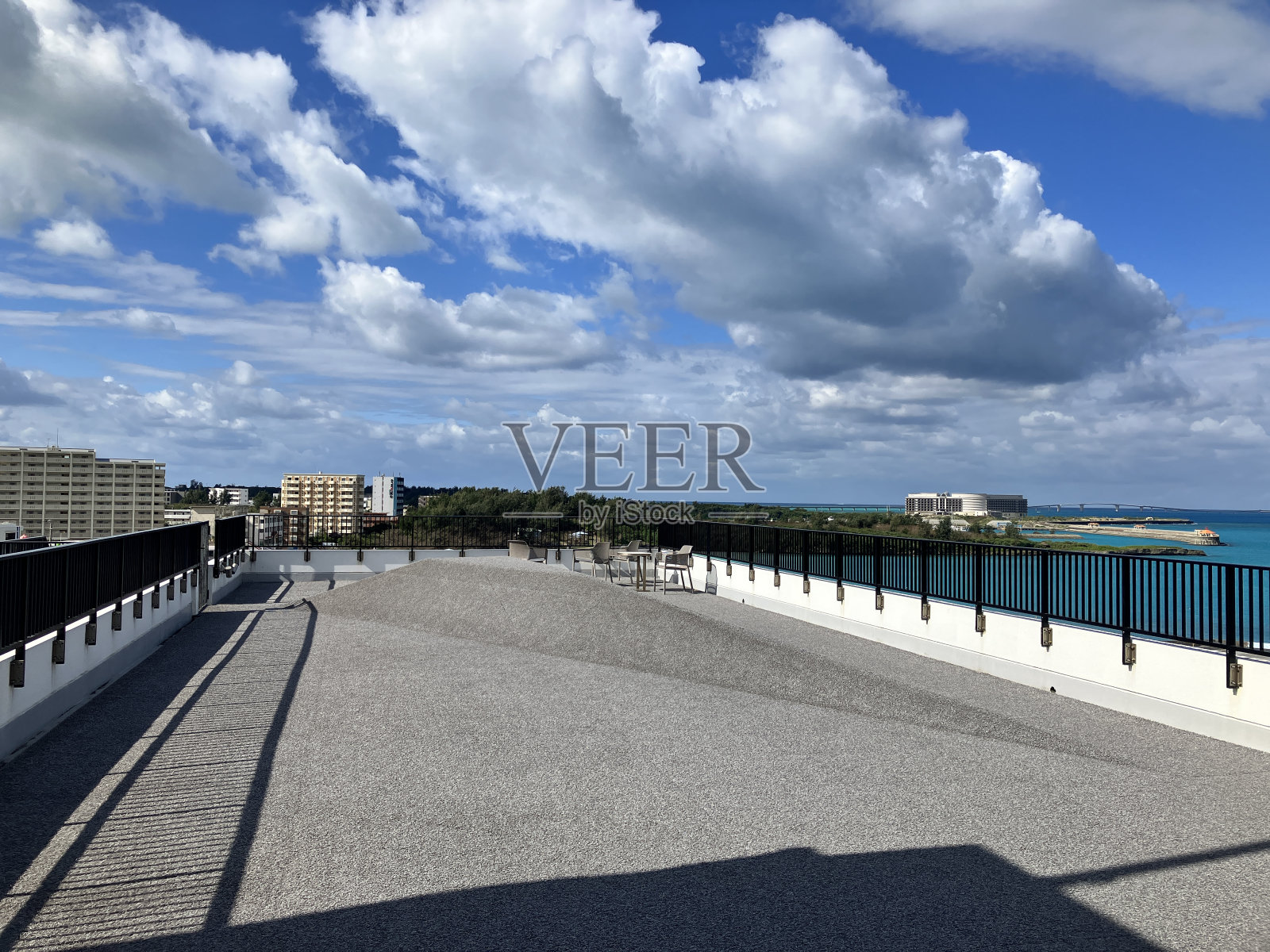 宫古岛位于冲绳岛，那里是海滩爱好者的天堂，有着无暇的白色沙滩。从那霸乘飞机只需50分钟，宫古岛是一个迷人的地方，当你凝视着无边无际的蓝色大海时，让你的烦恼烟消云散。照片摄影图片