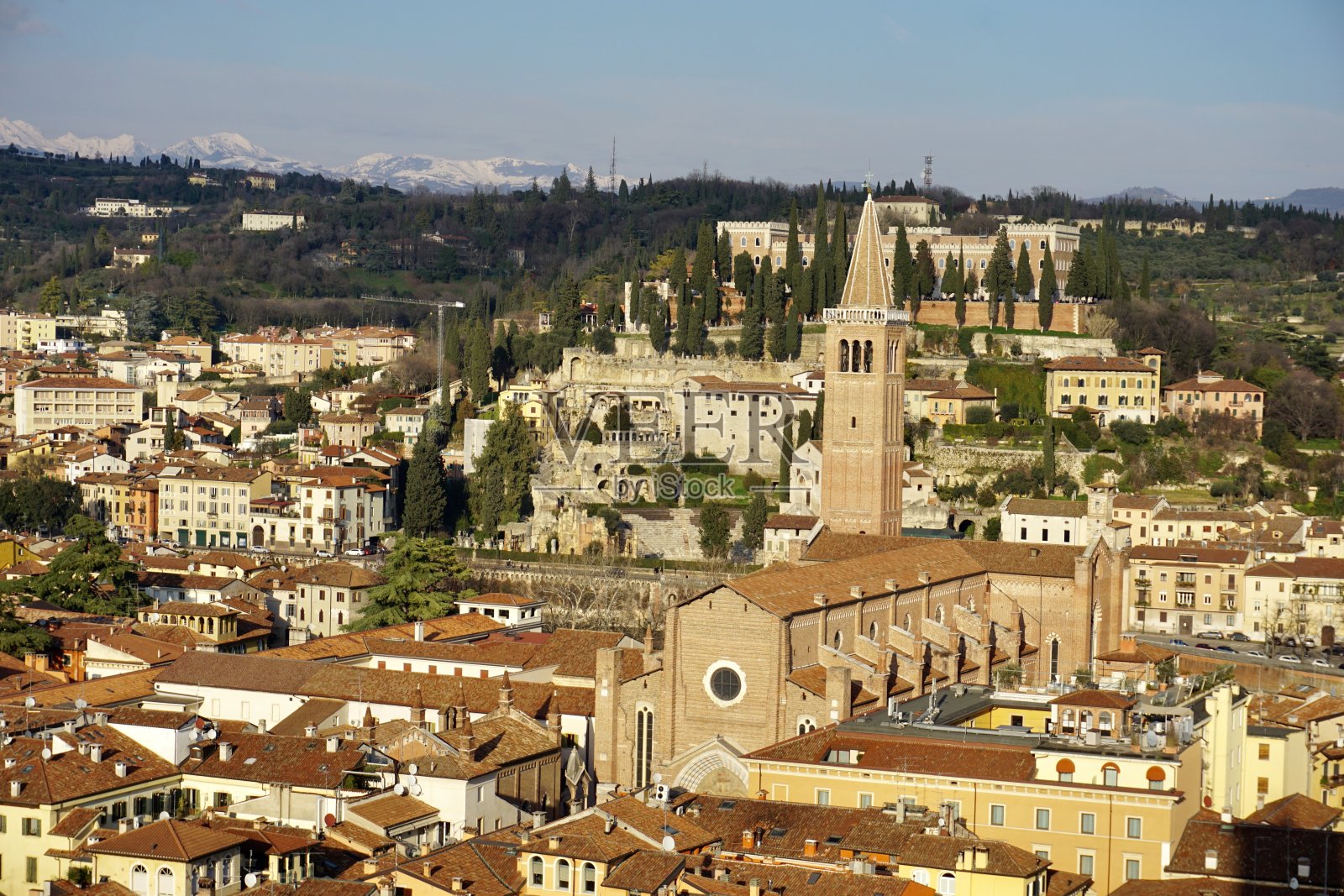 维罗纳市的俯视图。维罗纳市全景。阳光明媚的日子里，维罗纳市的屋顶。在阳光明媚的日子从高处俯瞰维罗纳。照片摄影图片