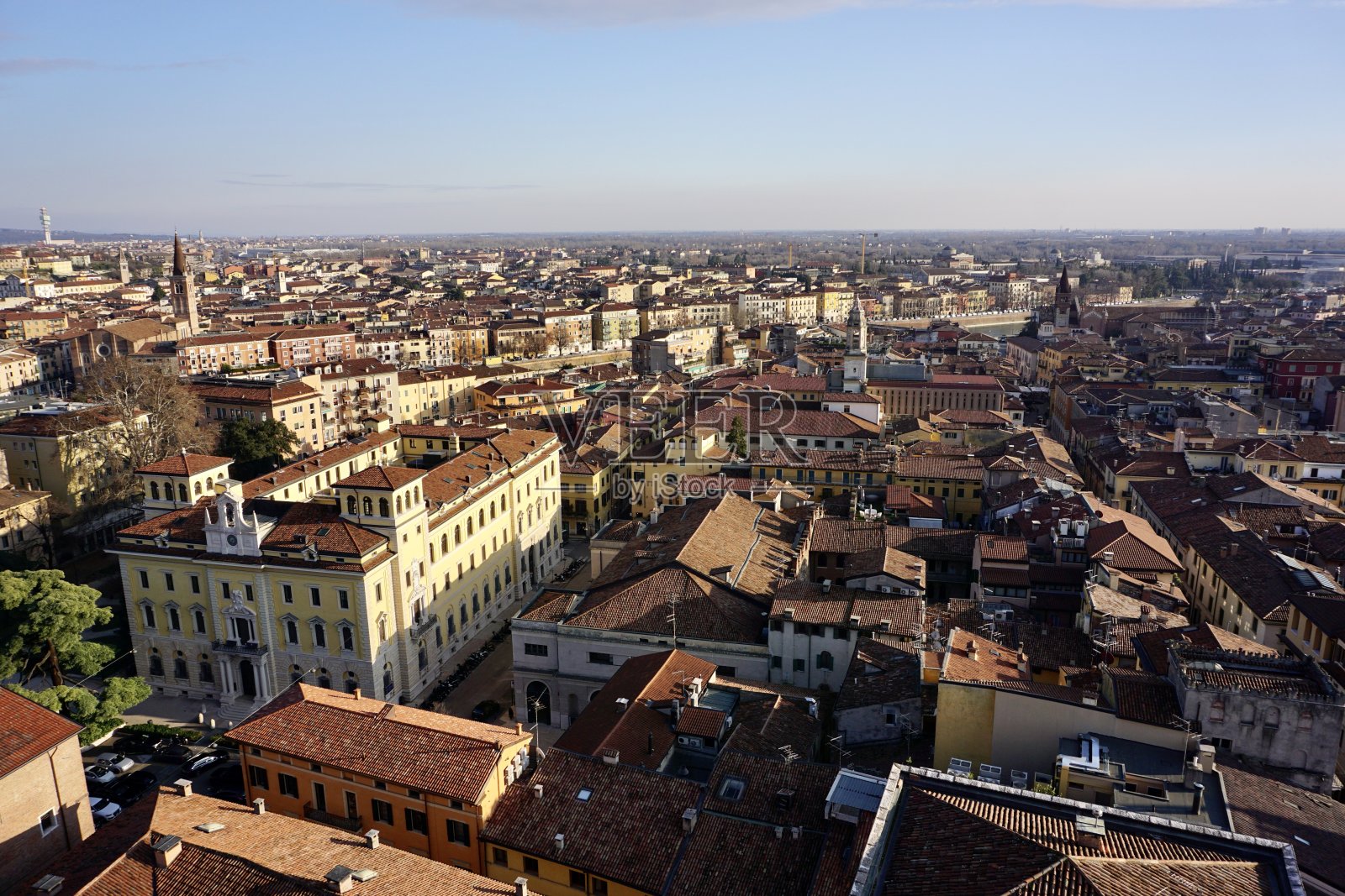 维罗纳市的俯视图。维罗纳市全景。阳光明媚的日子里，维罗纳市的屋顶。在阳光明媚的日子从高处俯瞰维罗纳。照片摄影图片