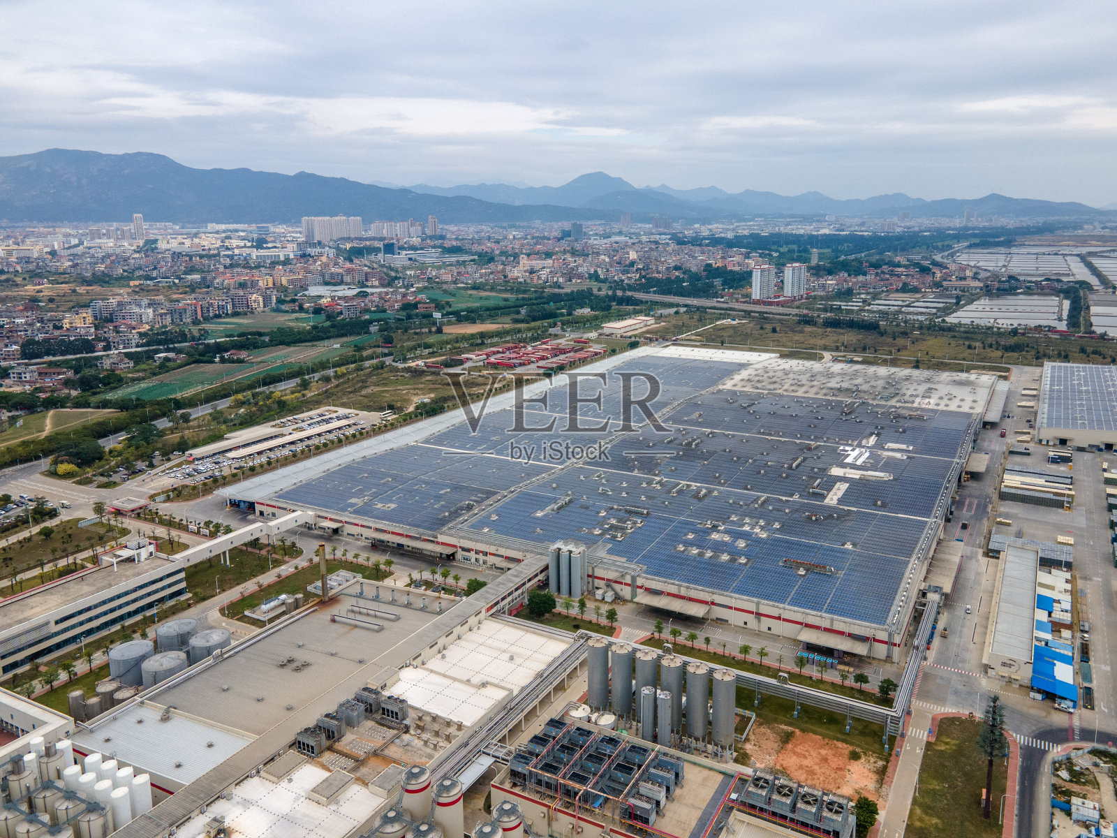 鸟瞰工厂屋顶上的光伏太阳能电池板照片摄影图片