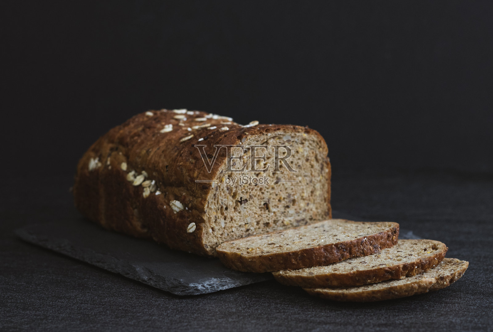 一个黑麦面包片。照片摄影图片