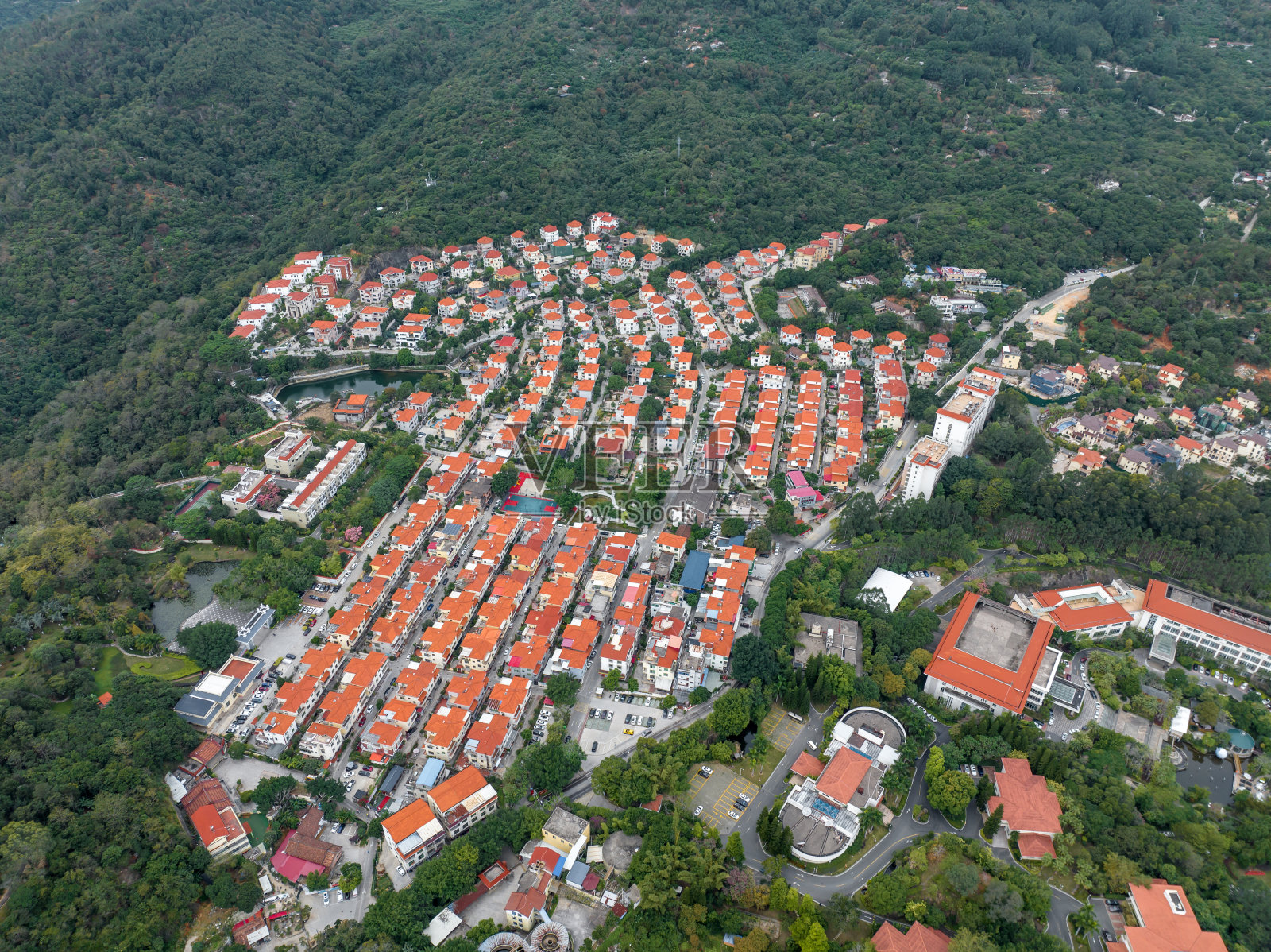 郊区山间别墅区空中俯瞰图照片摄影图片