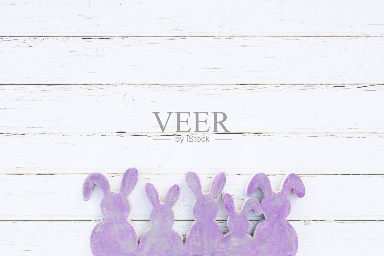 非常简单的模型平坦的紫色和灰色的木制复活节兔子形状在白色的复古木制背景与许多复制空间照片摄影图片