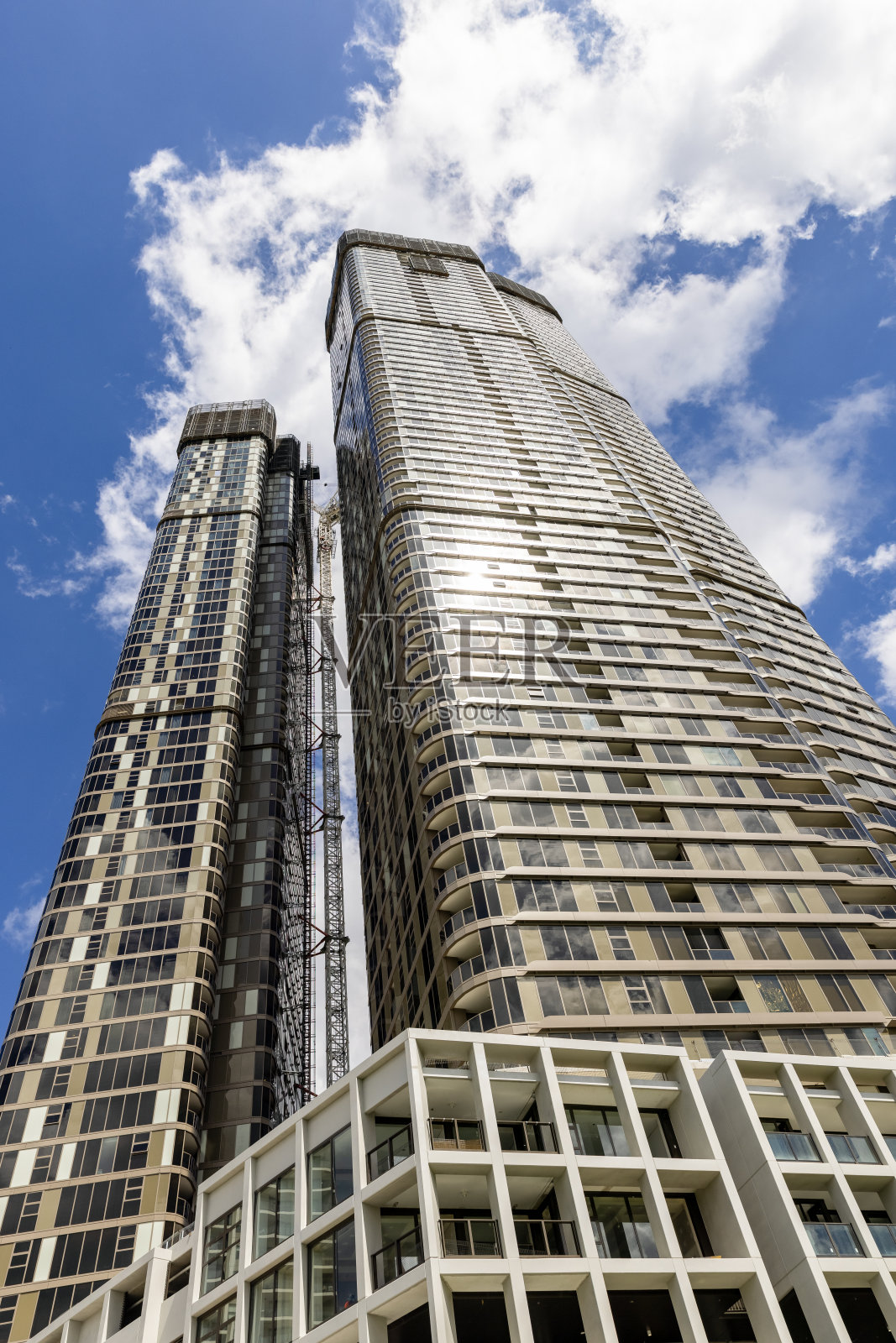 城市摩天大楼建设，低角度视角，带复制空间的背景照片摄影图片