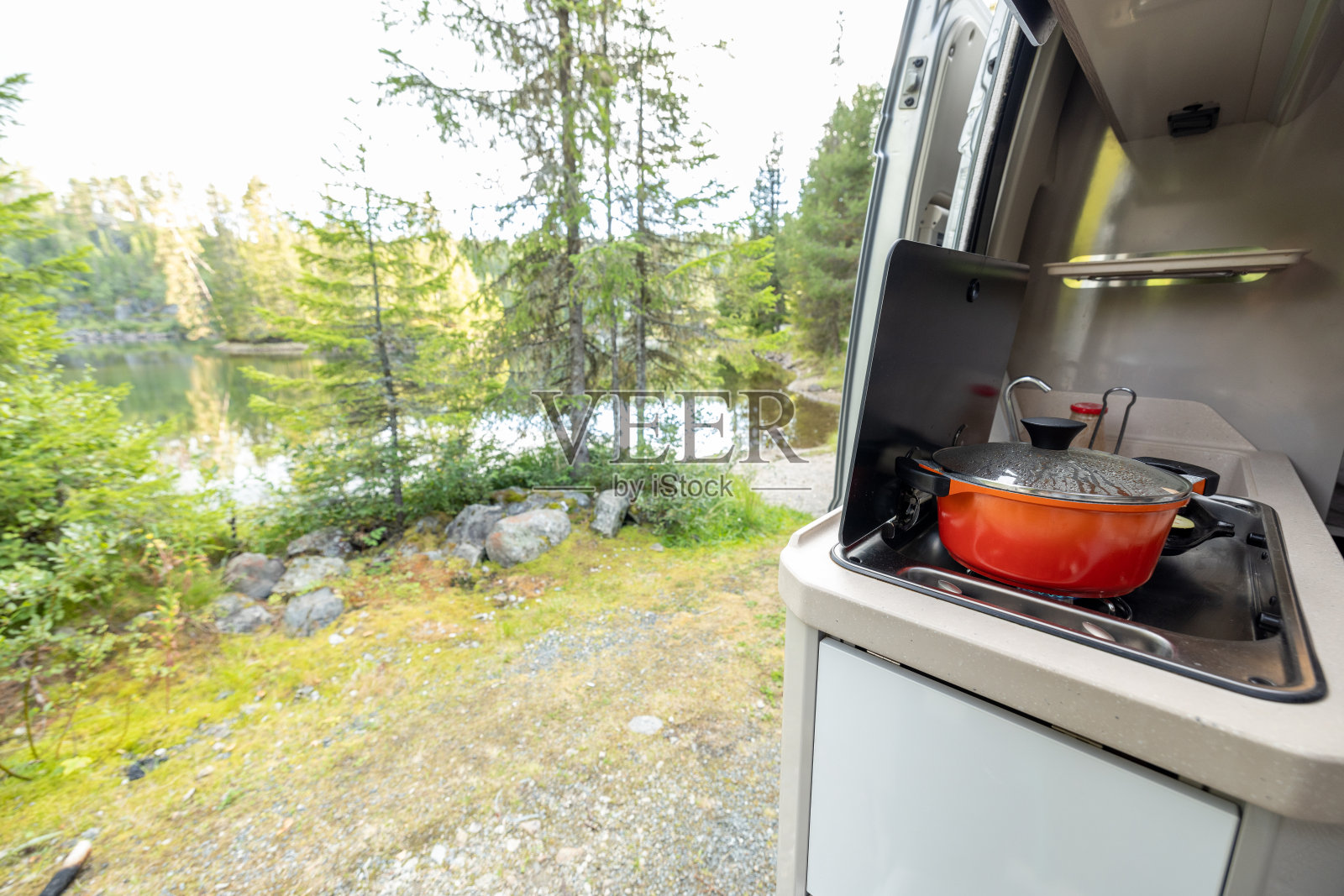 货车里的厨房，湖景照片摄影图片