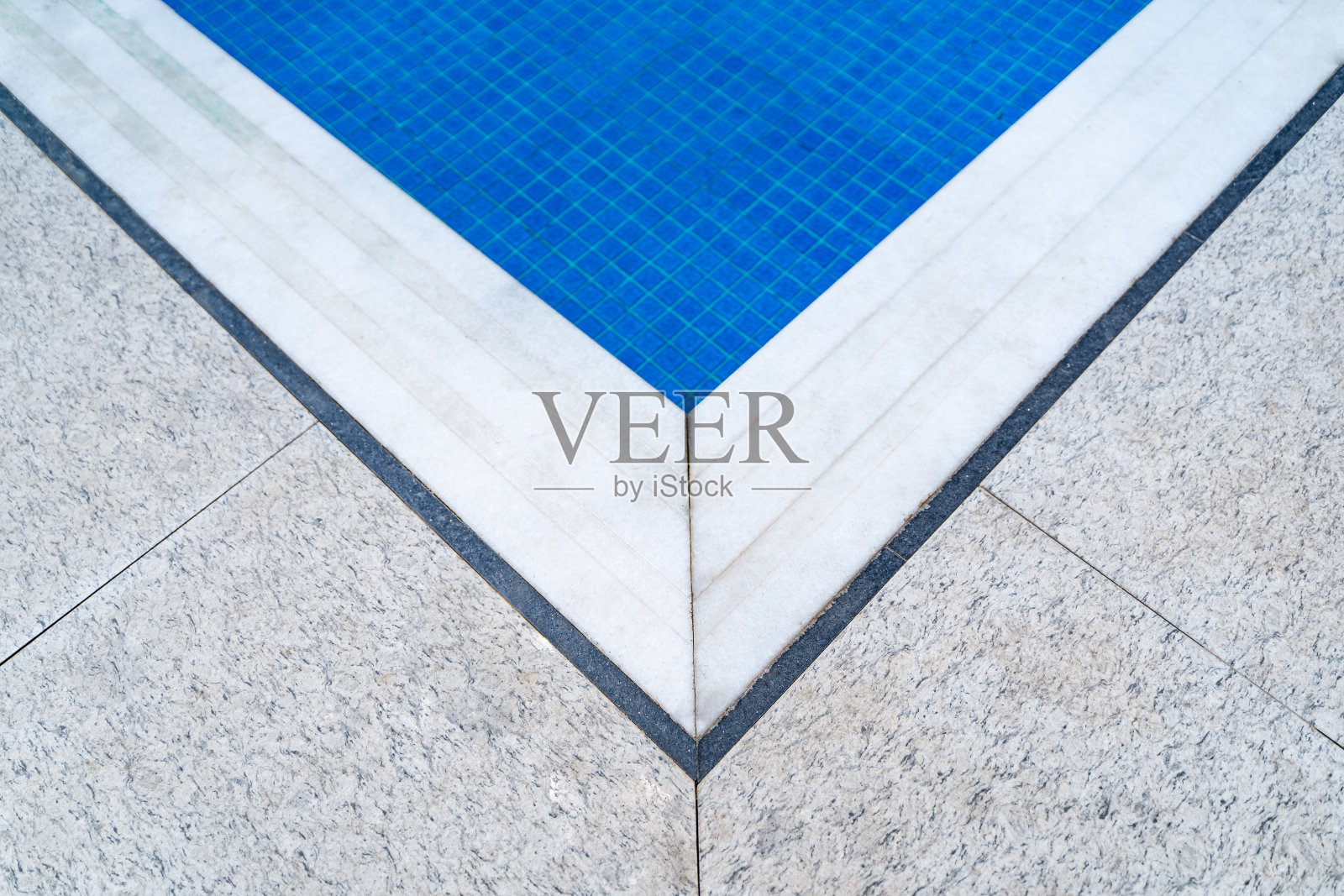 休闲娱乐区紧邻游泳池照片摄影图片