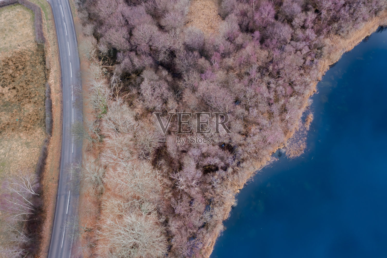 苏格兰一个湖旁的乡村公路的鸟瞰图照片摄影图片