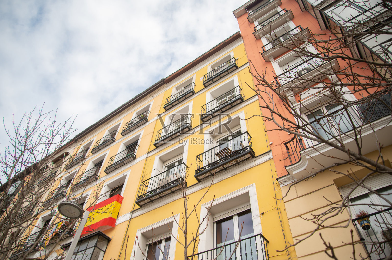 马德里的公寓楼外立面照片摄影图片