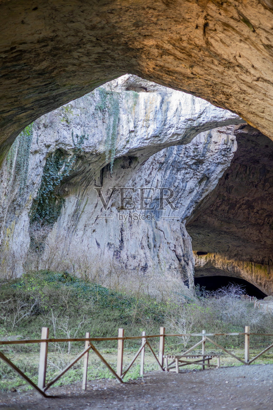 保加利亚Lovech附近的Devetashka洞穴。在这个洞穴里曾拍摄过《敢死队2》的一些场景。洞穴里有许多蝙蝠。照片摄影图片
