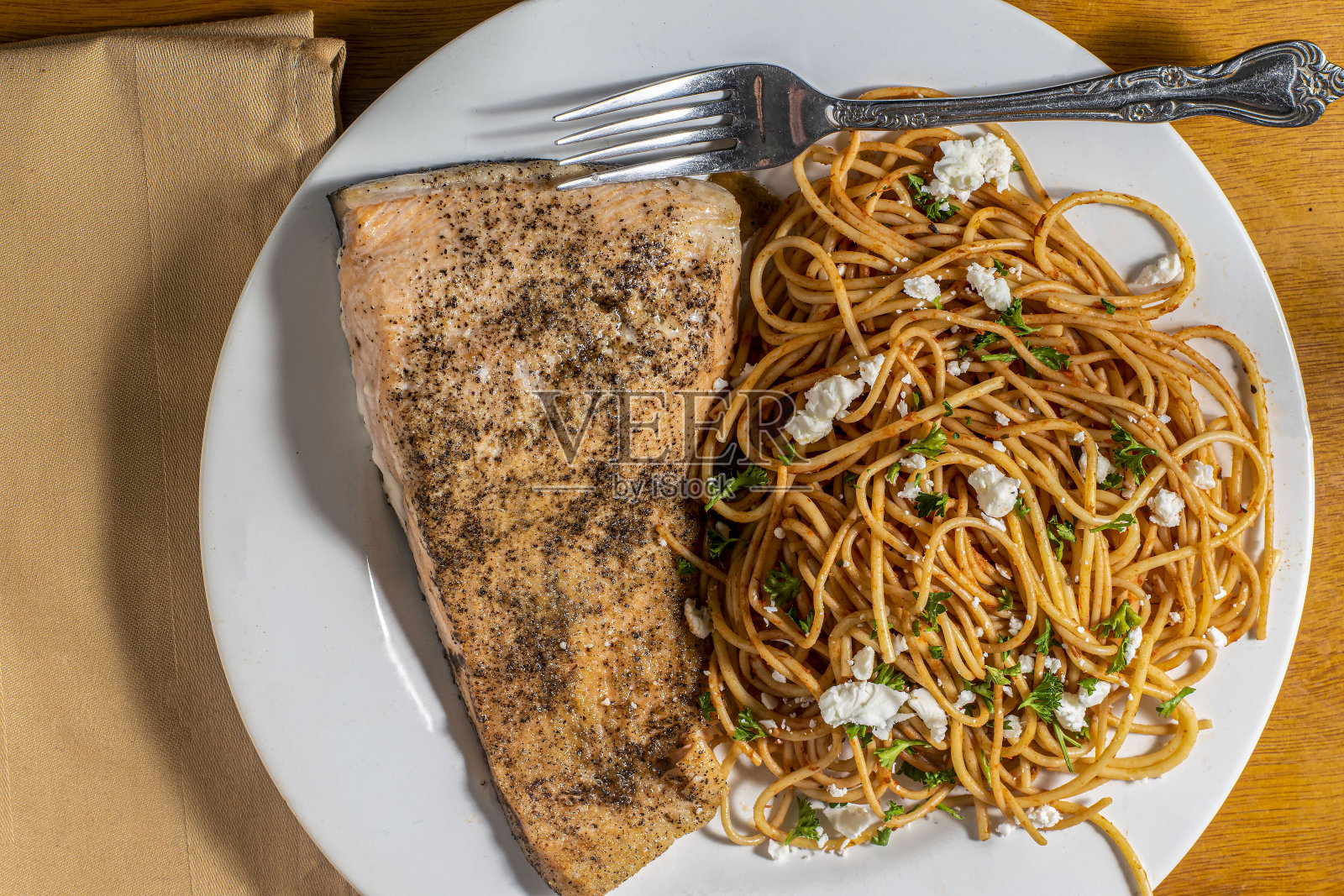 用全麦意大利面调味烤鲑鱼照片摄影图片