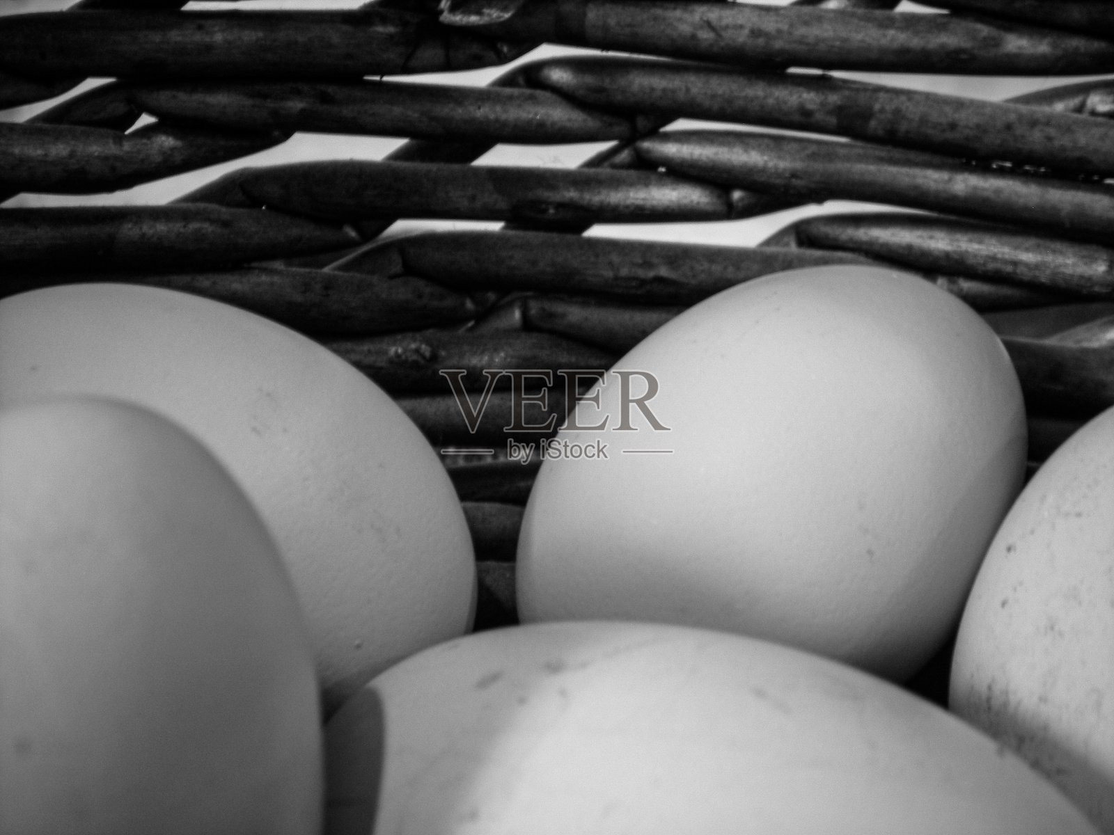 新鲜的鸡蛋在篮子里照片摄影图片