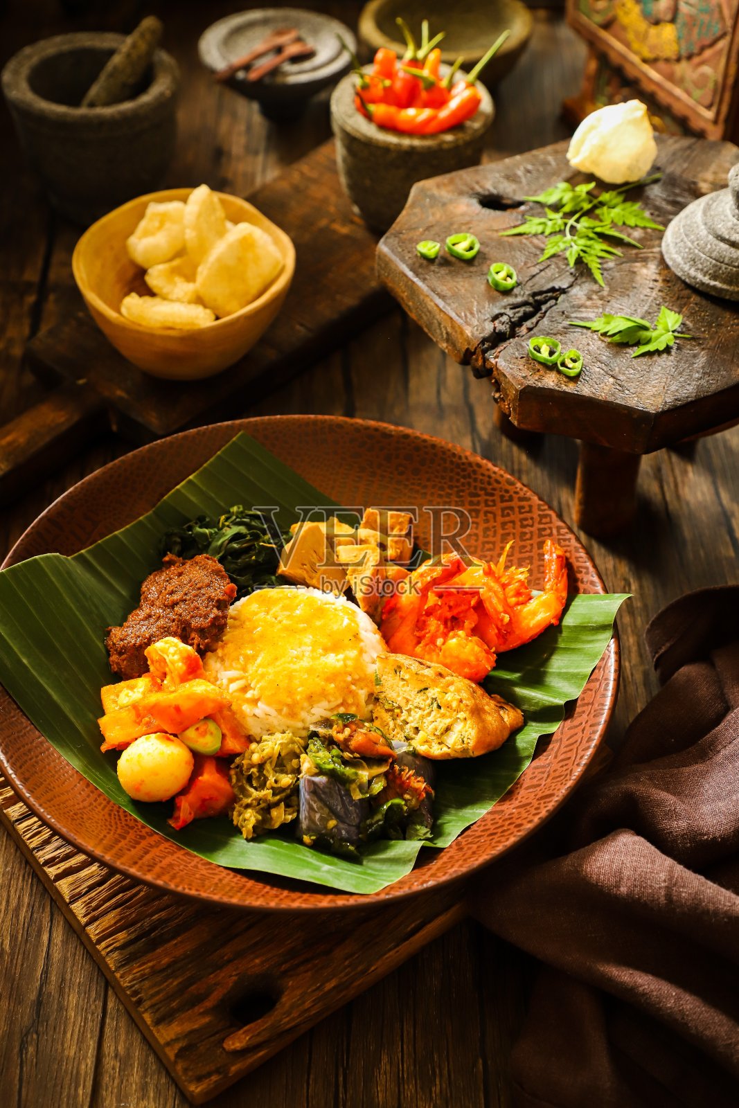 巴东饭，米南南人的饭，有牛肉仁当和其他来自西苏门答腊岛的小菜照片摄影图片