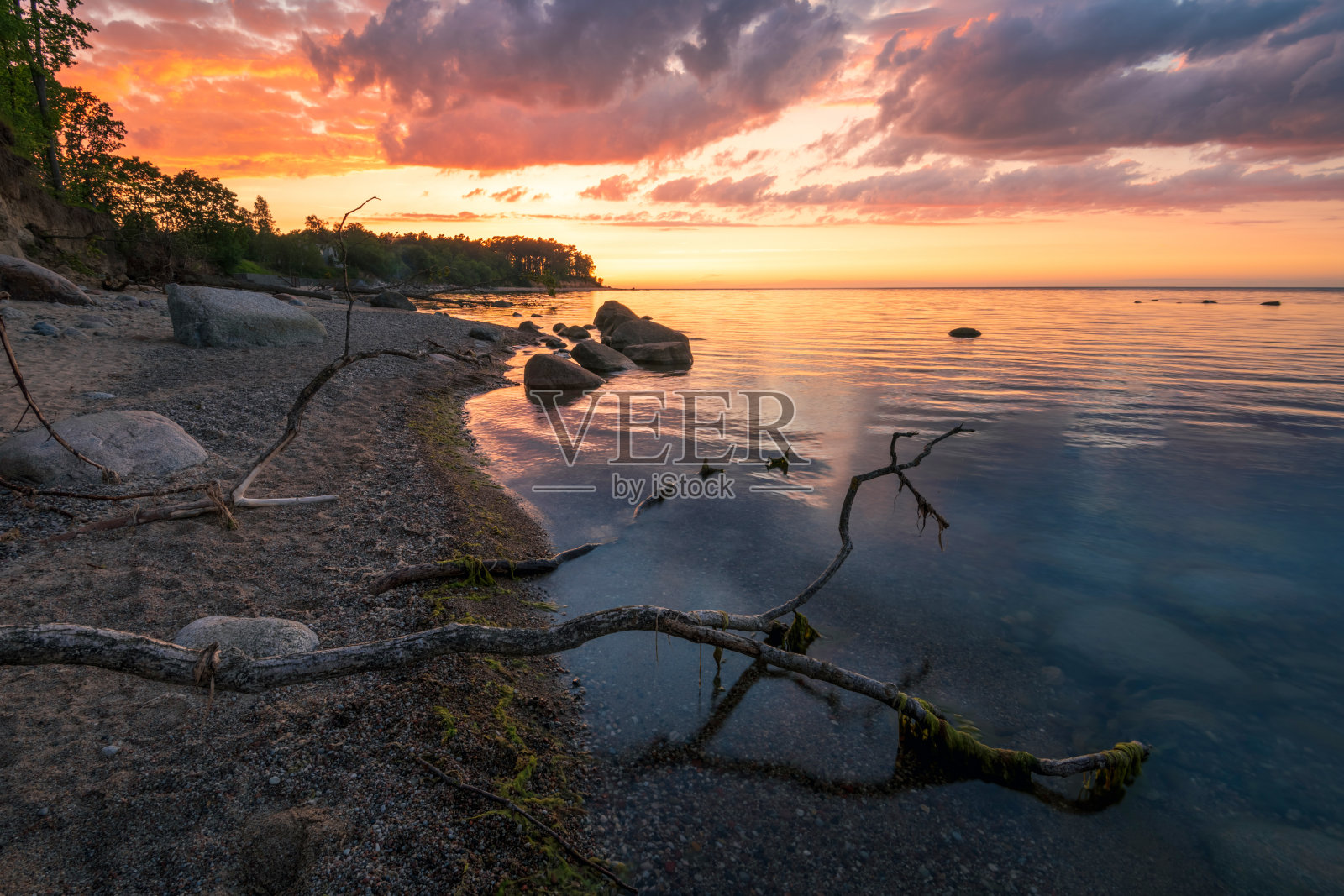 岩石海岸上美妙的橙色日落照片摄影图片