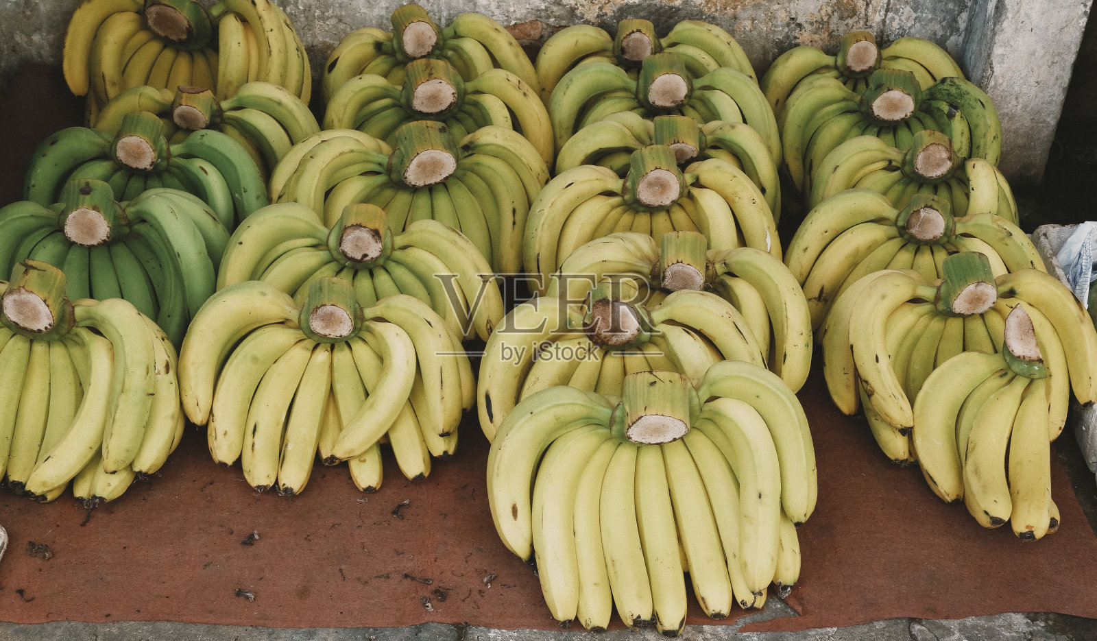 越南当地市场街头售卖的香蕉照片摄影图片