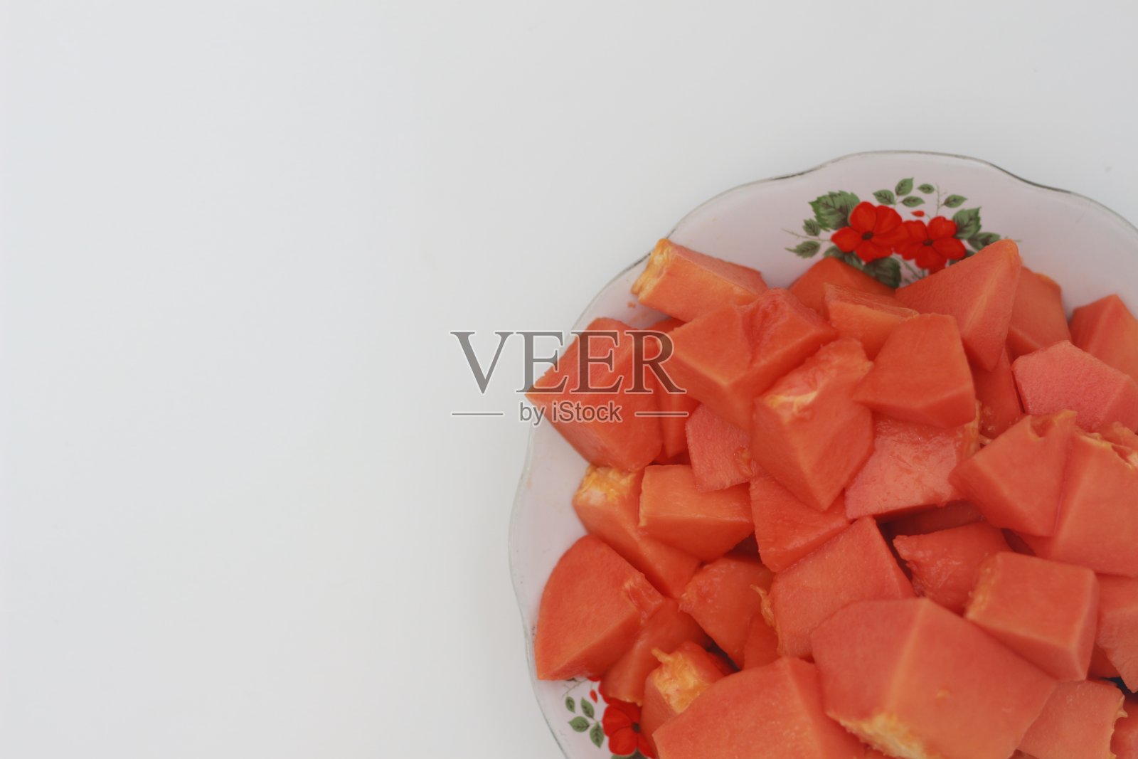 白盘子里盛着番木瓜片照片摄影图片